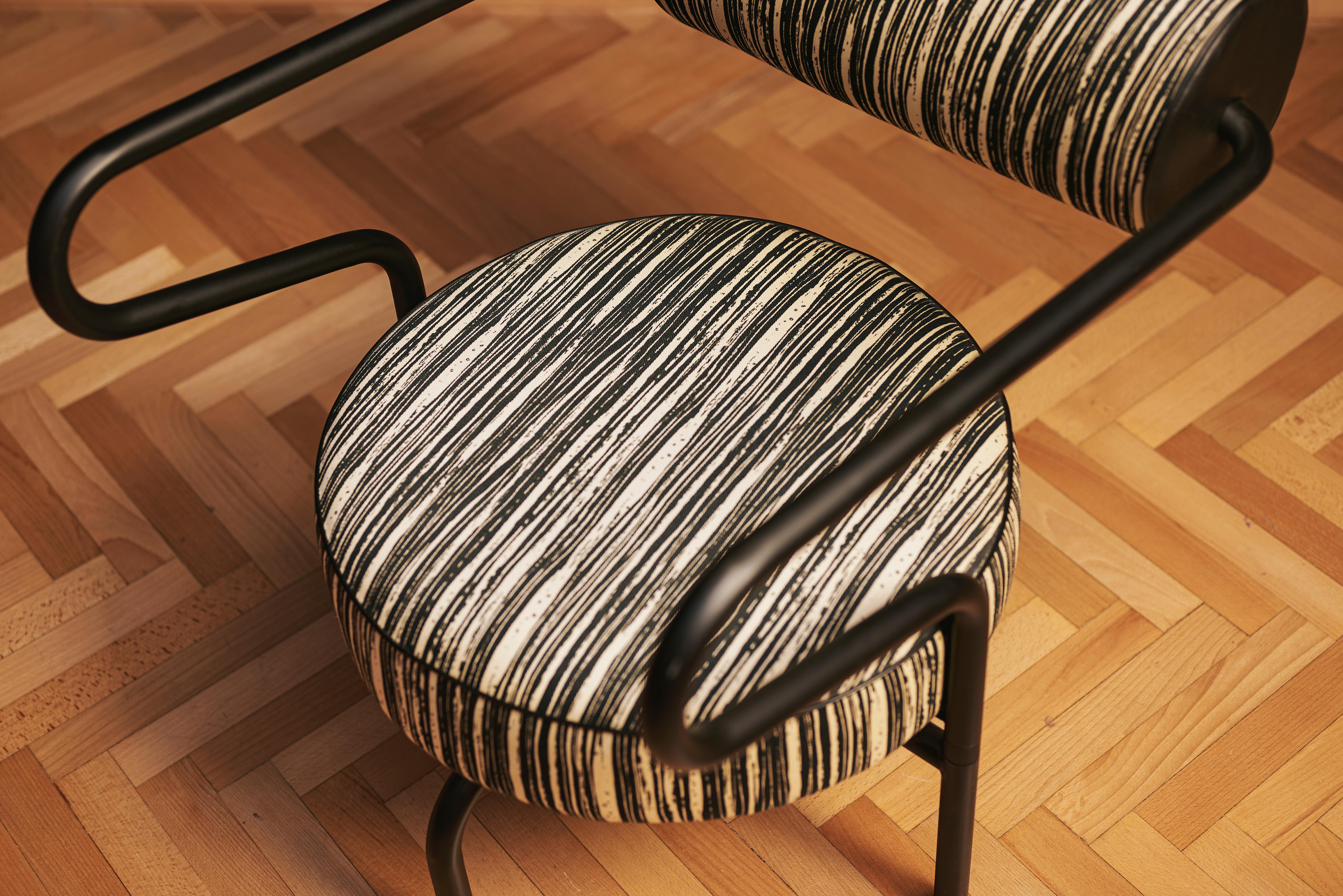 Pareja de sillones de diseño vintage, diseñados por Charlotte Perriand para The Natural Choice, hacia 1980.
Elegante par, fabricado en Dinamarca, inspirado en el espíritu de los diseñadores de la Bauhaus. Con un armazón tubular de metal gris lacado
