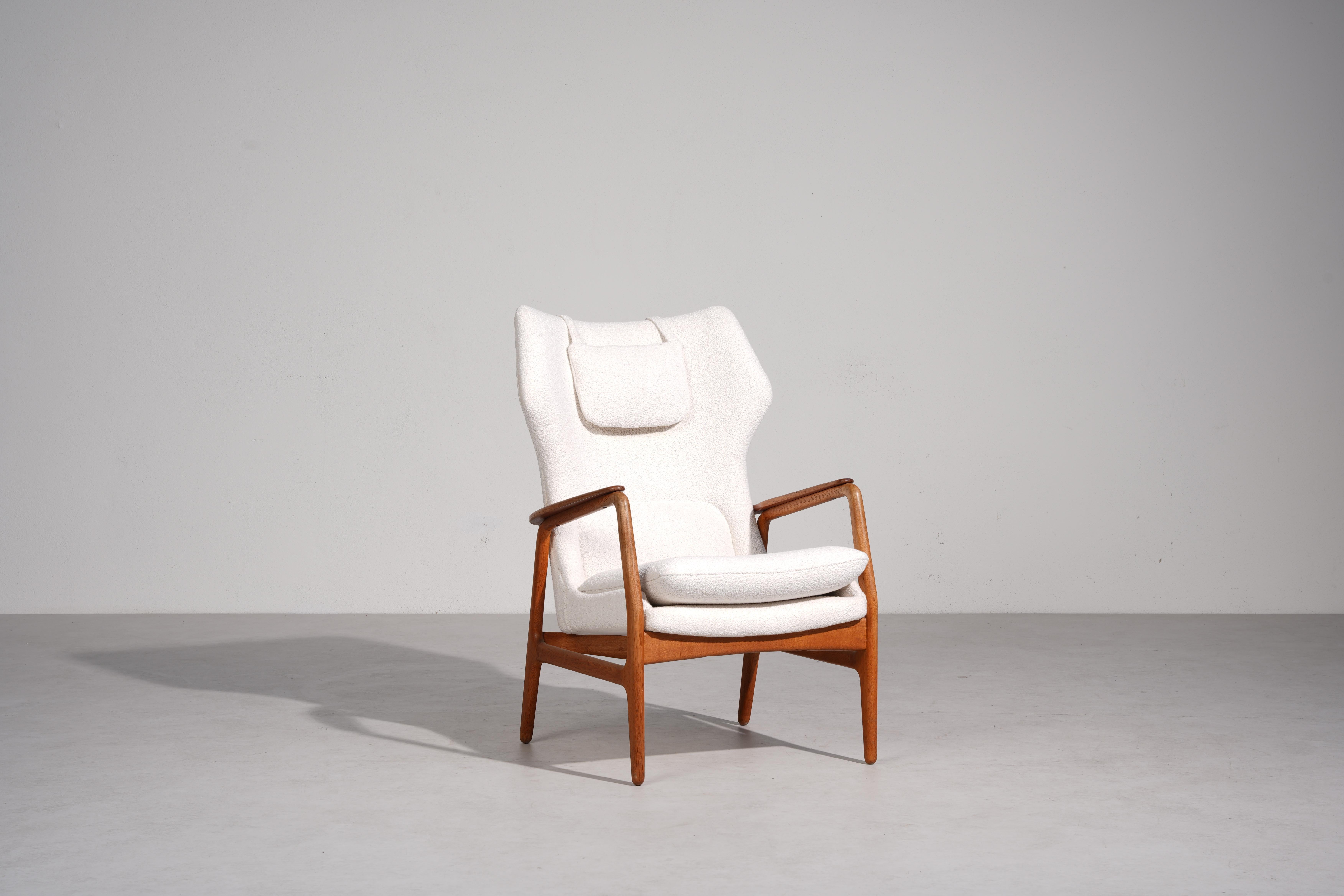 Este impresionante sillón, diseñado por los daneses Ib Madsen y Acton Schubell para Bovenkamp en 1954, es una auténtica obra maestra del diseño moderno de mediados de siglo. La silla presenta un diseño elegante y orgánico, con armazón de roble y