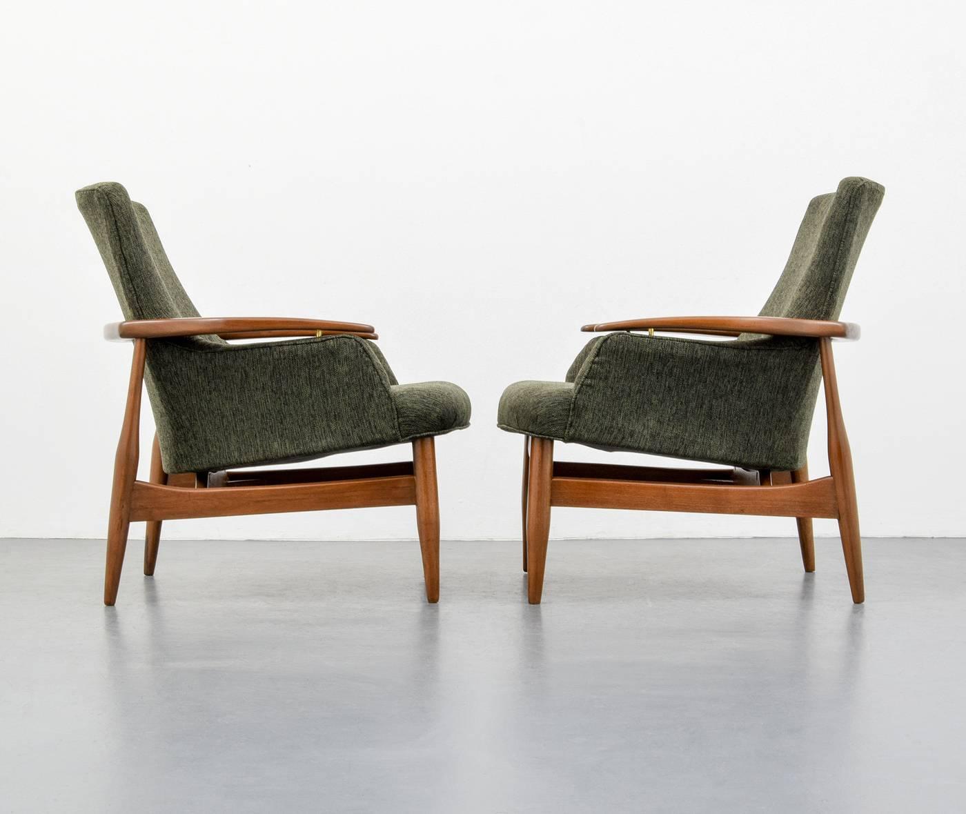 Pair of Lounge Chairs in the Manner of Finn Juhl In Good Condition In West Palm Beach, FL