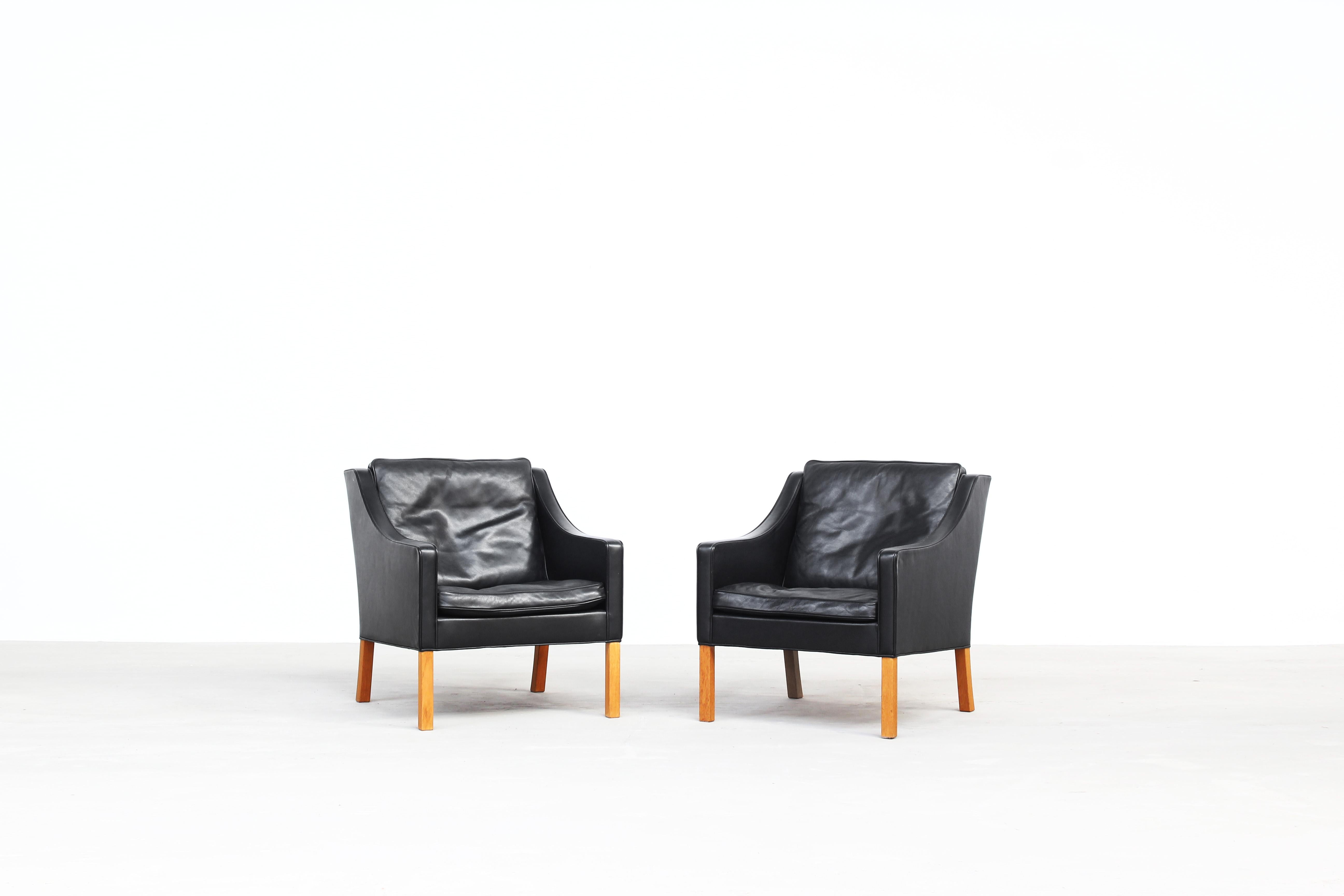 A beautiful pair of lounge chairs designed by Børge Mogensen and produced by Fredericia Stolefabrik in Denmark.
Both chairs come with a great black leather and oak legs, both are in a beautiful condition with just little traces of usage. Labeled