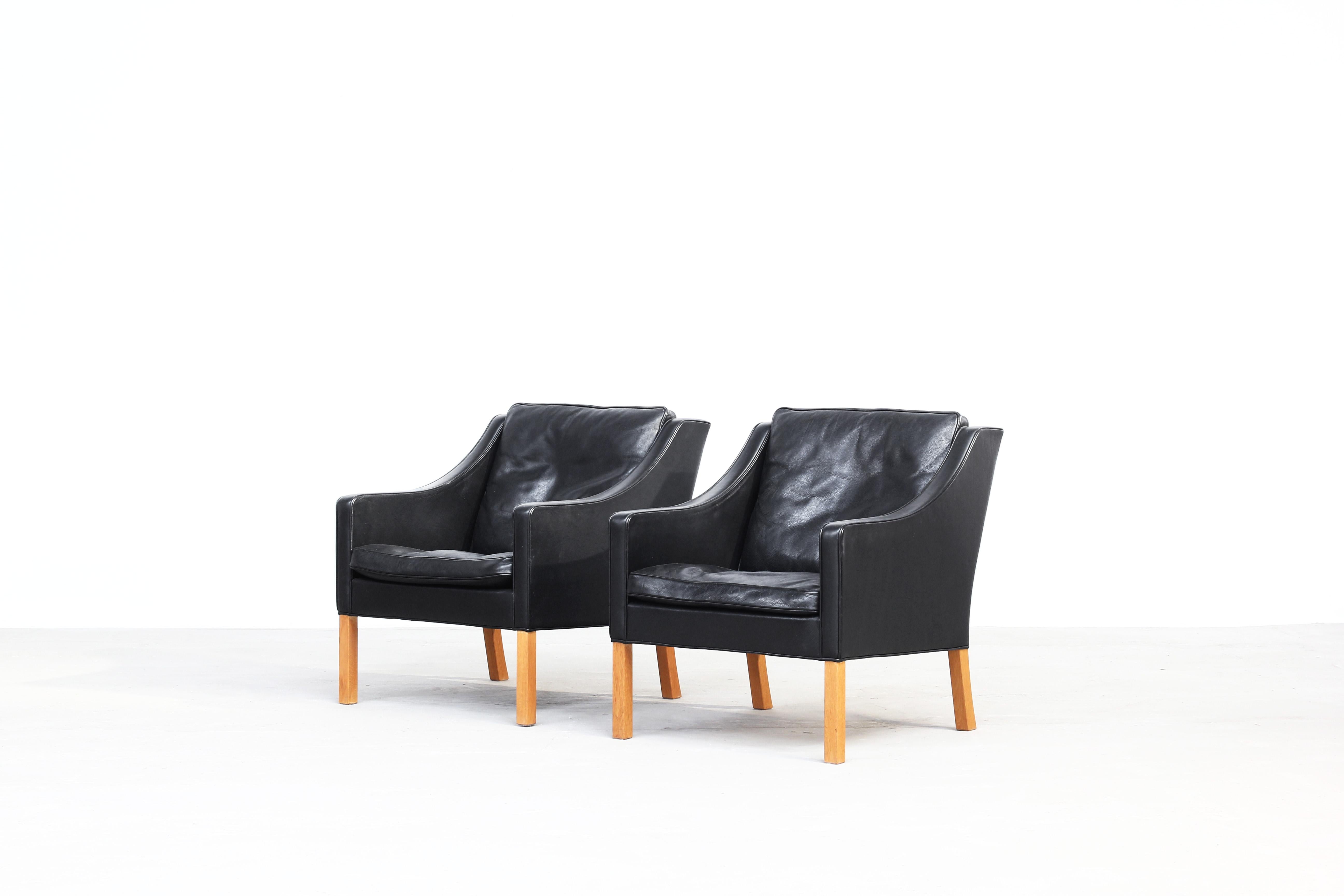 Pair of Lounge Chairs 2207 by Børge Mogensen for Fredericia Stolefabrik In Good Condition In Berlin, DE