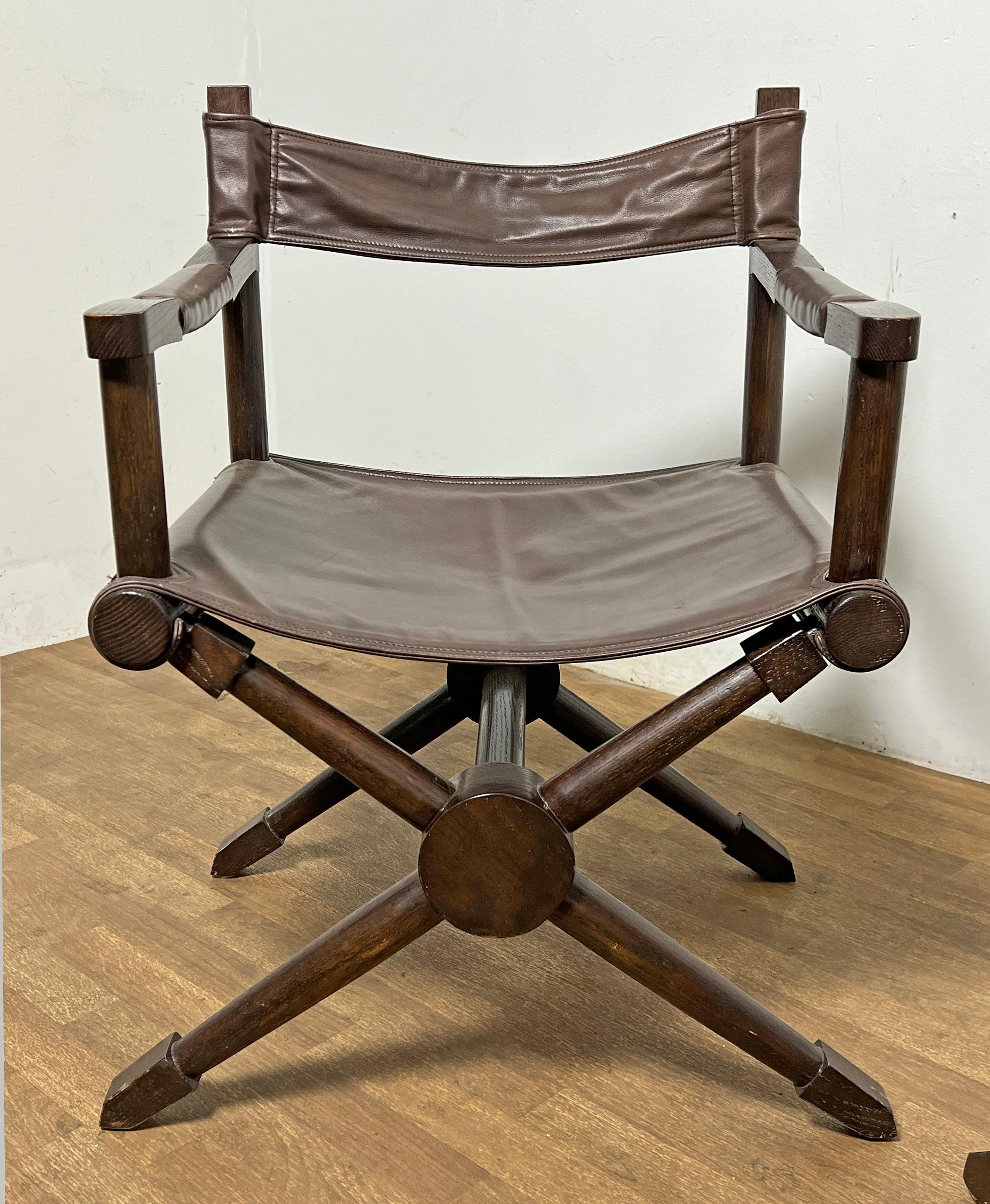 Une paire de chaises en cuir et en chêne d'après les chaises 