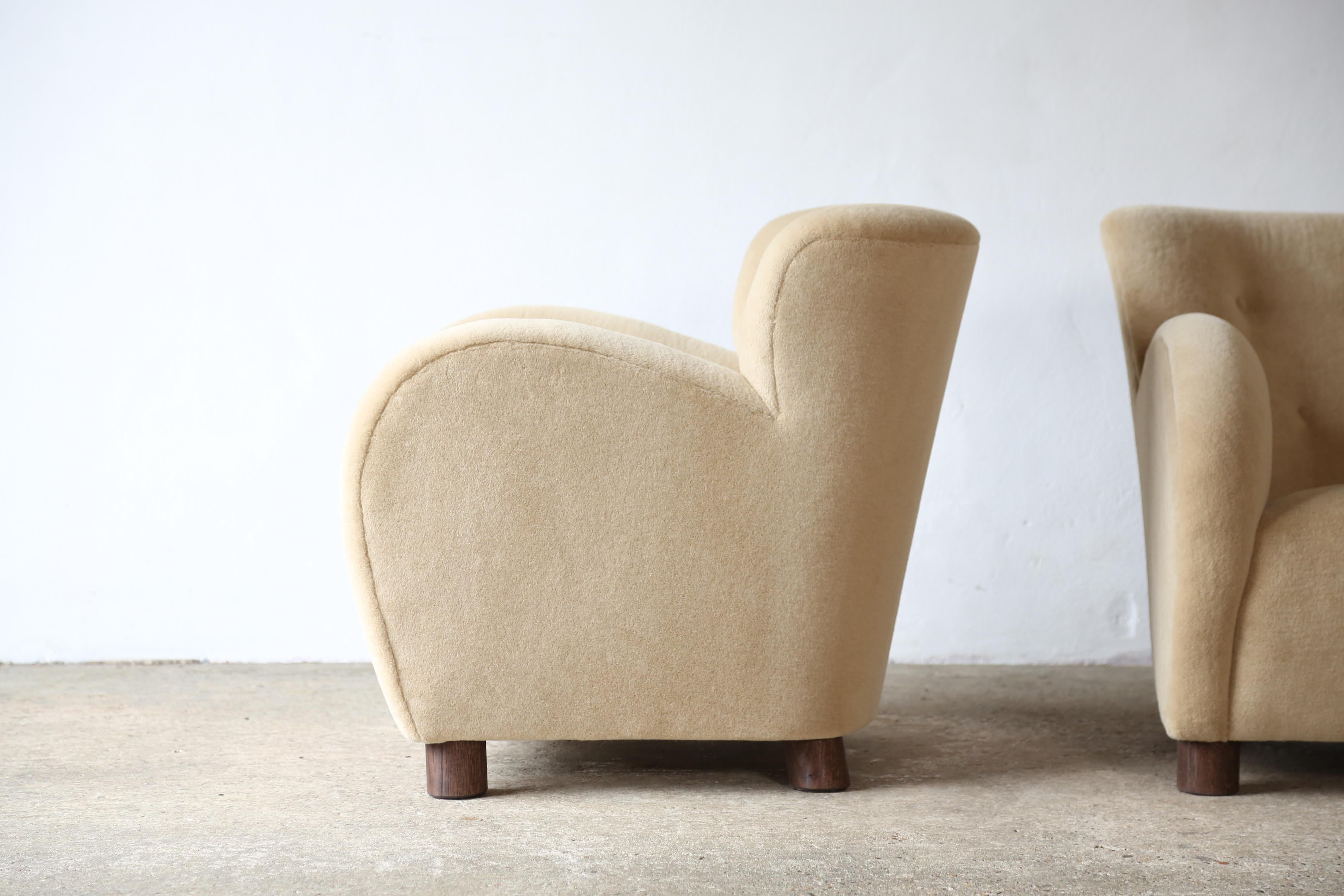 Paire de chaises longues et d'ottomans, tapissées d'alpaga pure sable en vente 3