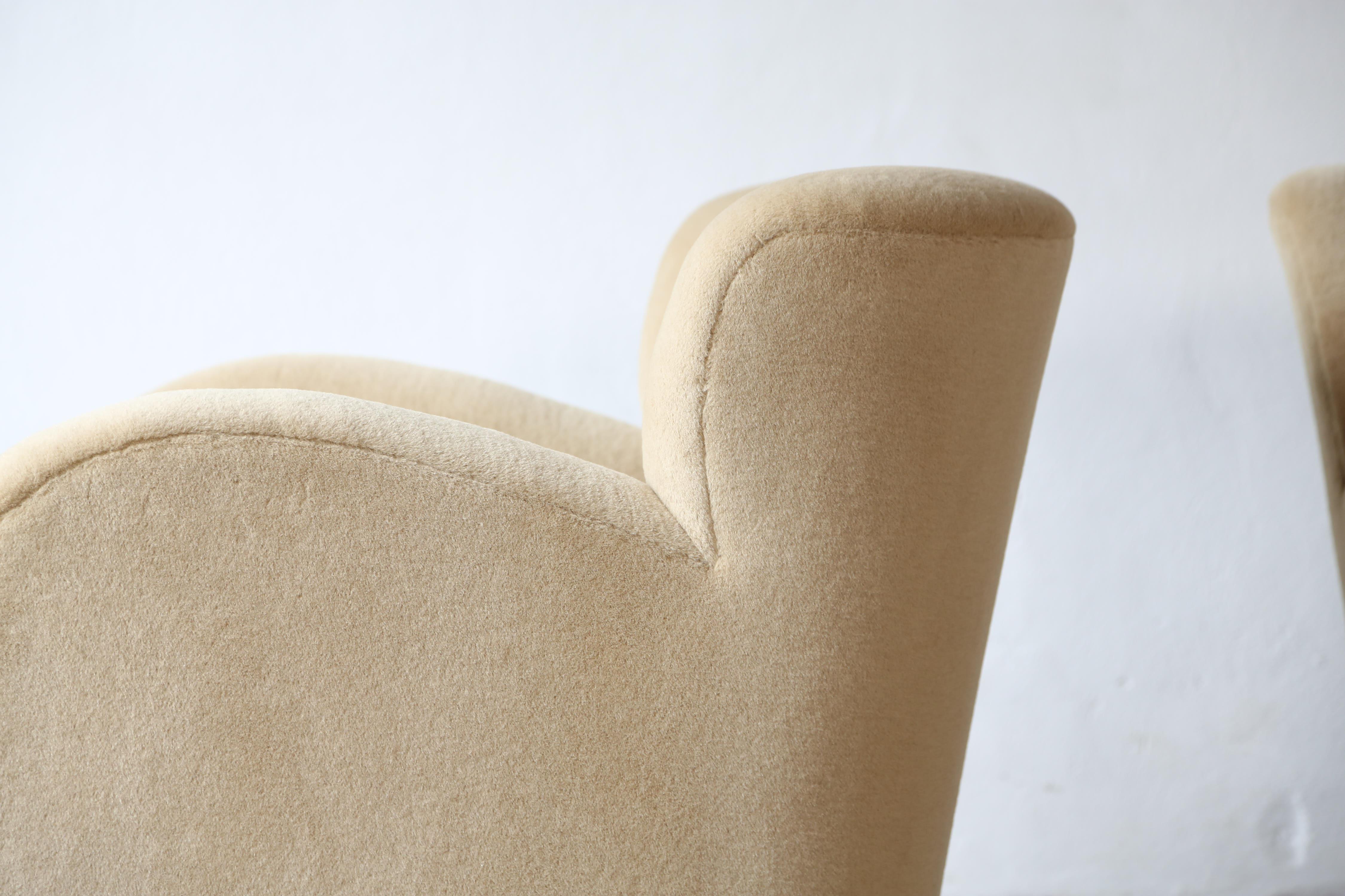 Paire de chaises longues et d'ottomans, tapissées d'alpaga pure sable en vente 4