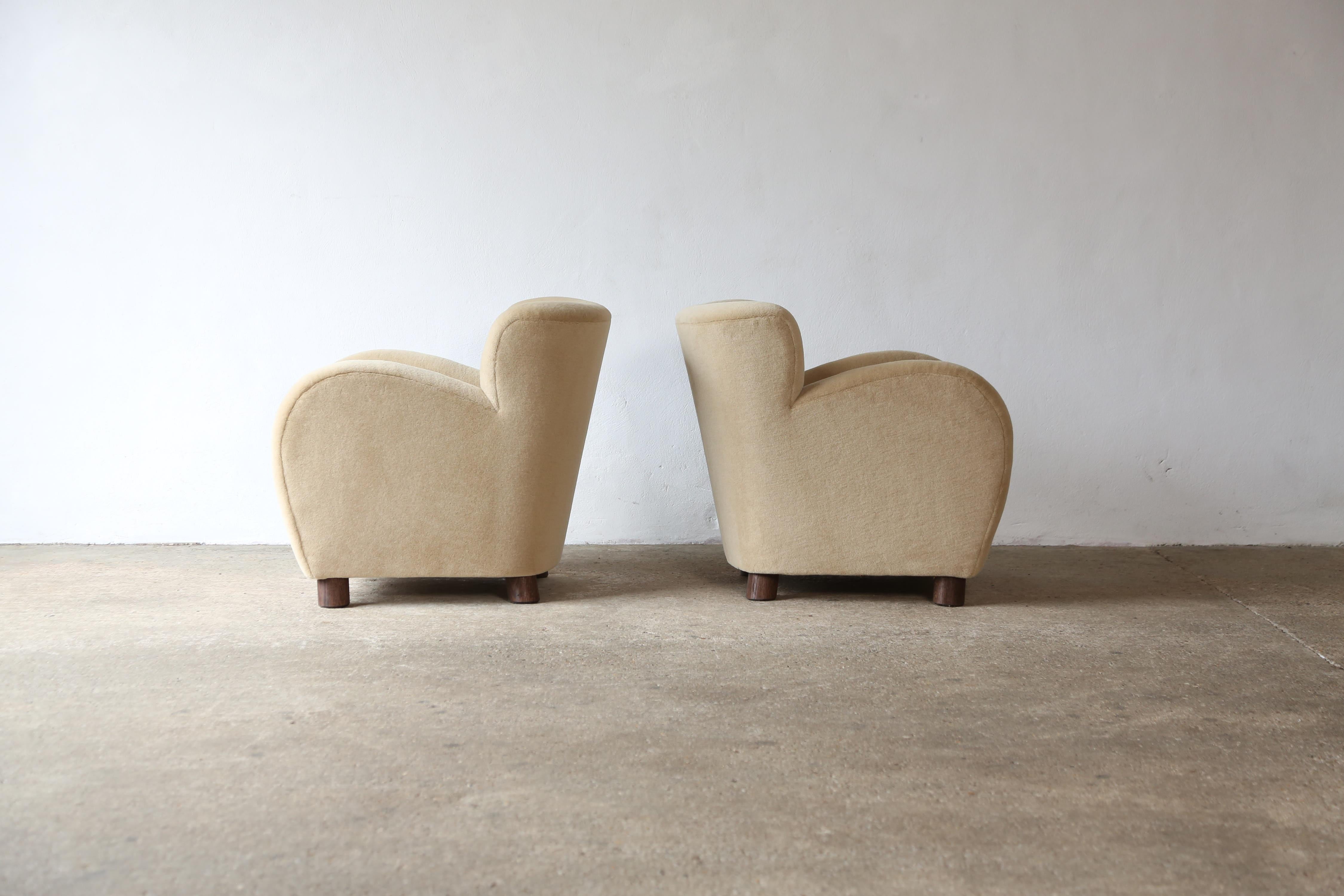 Paire de chaises longues et d'ottomans, tapissées d'alpaga pure sable en vente 5