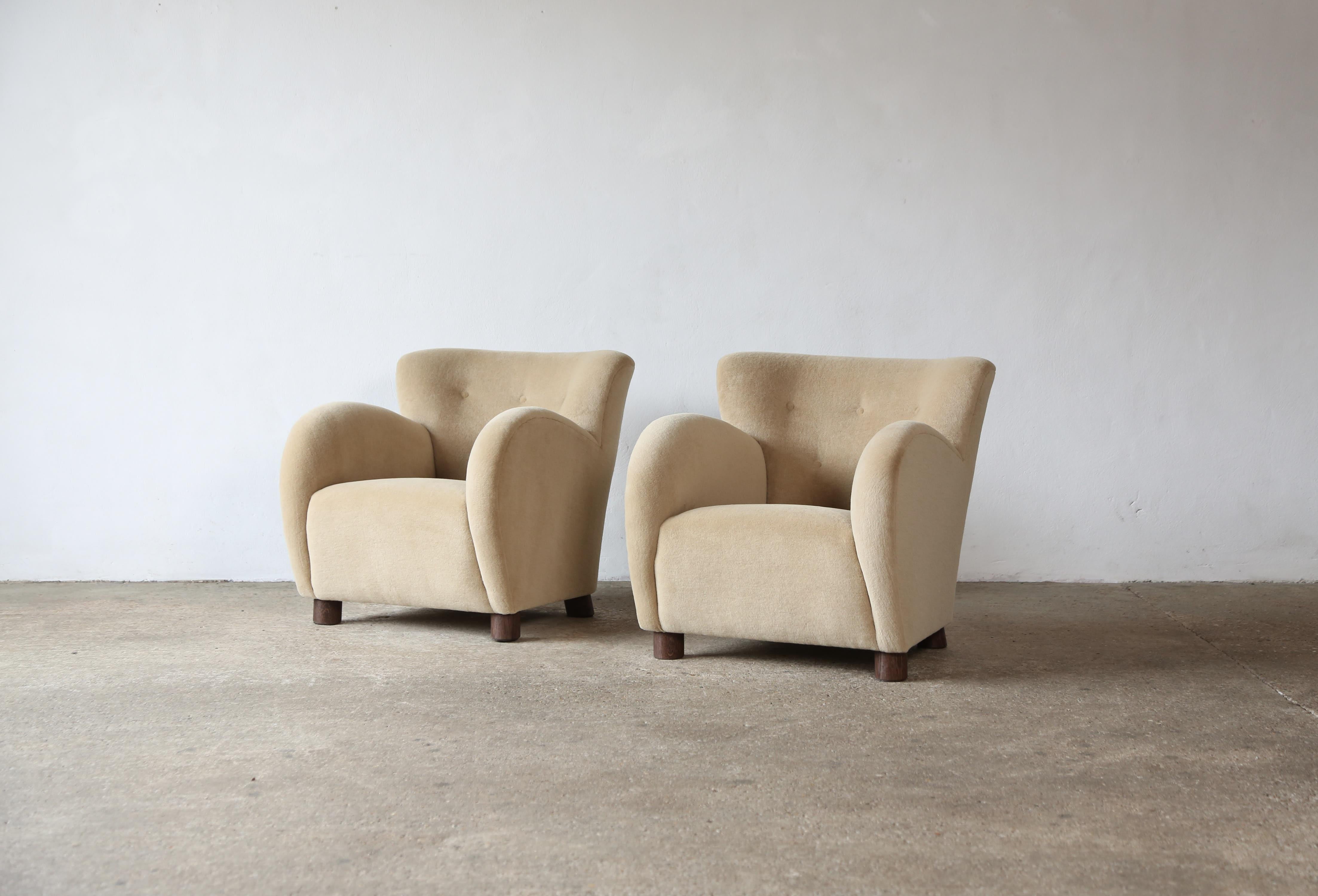 Paire de chaises longues et d'ottomans, tapissées d'alpaga pure sable en vente 7