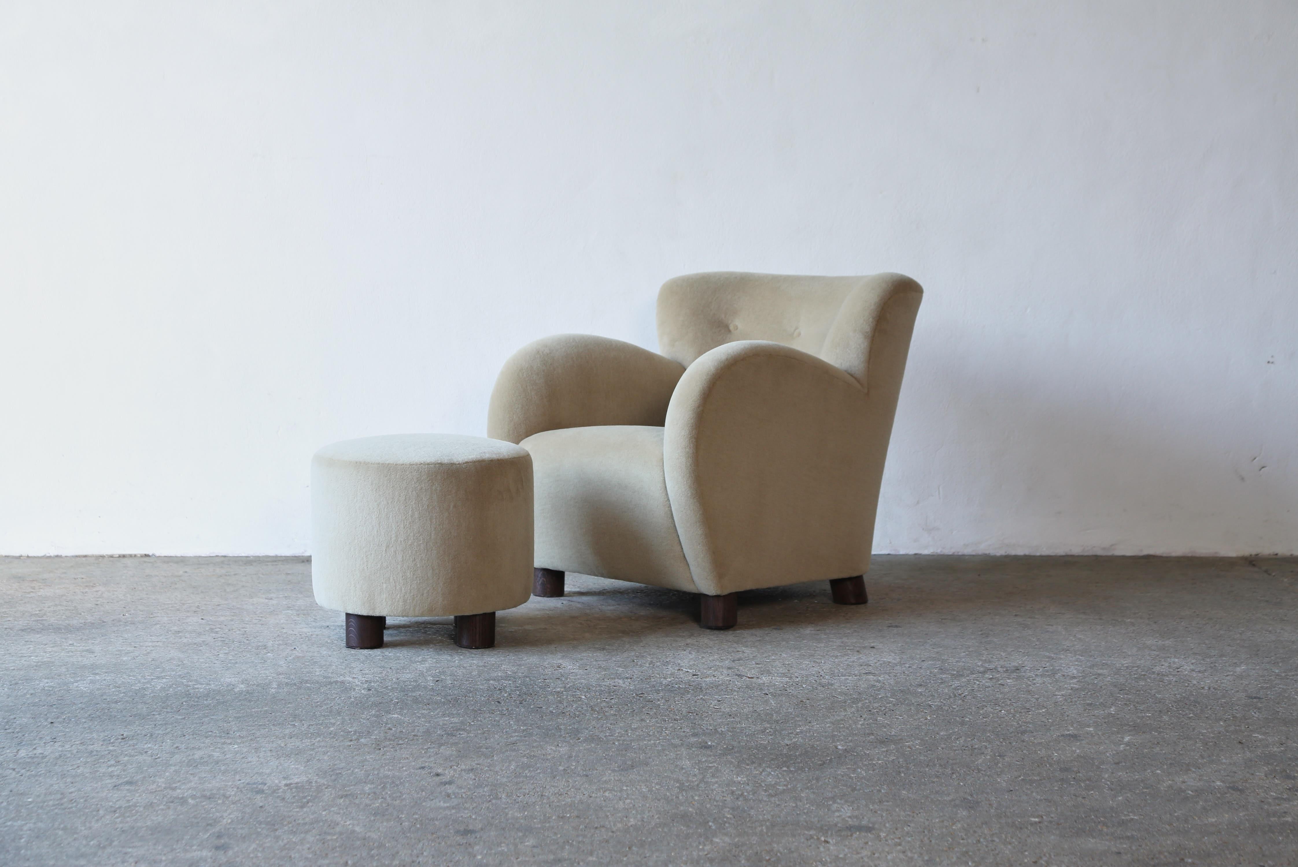Scandinave moderne Paire de chaises longues et d'ottomans, tapissées d'alpaga pure sable en vente