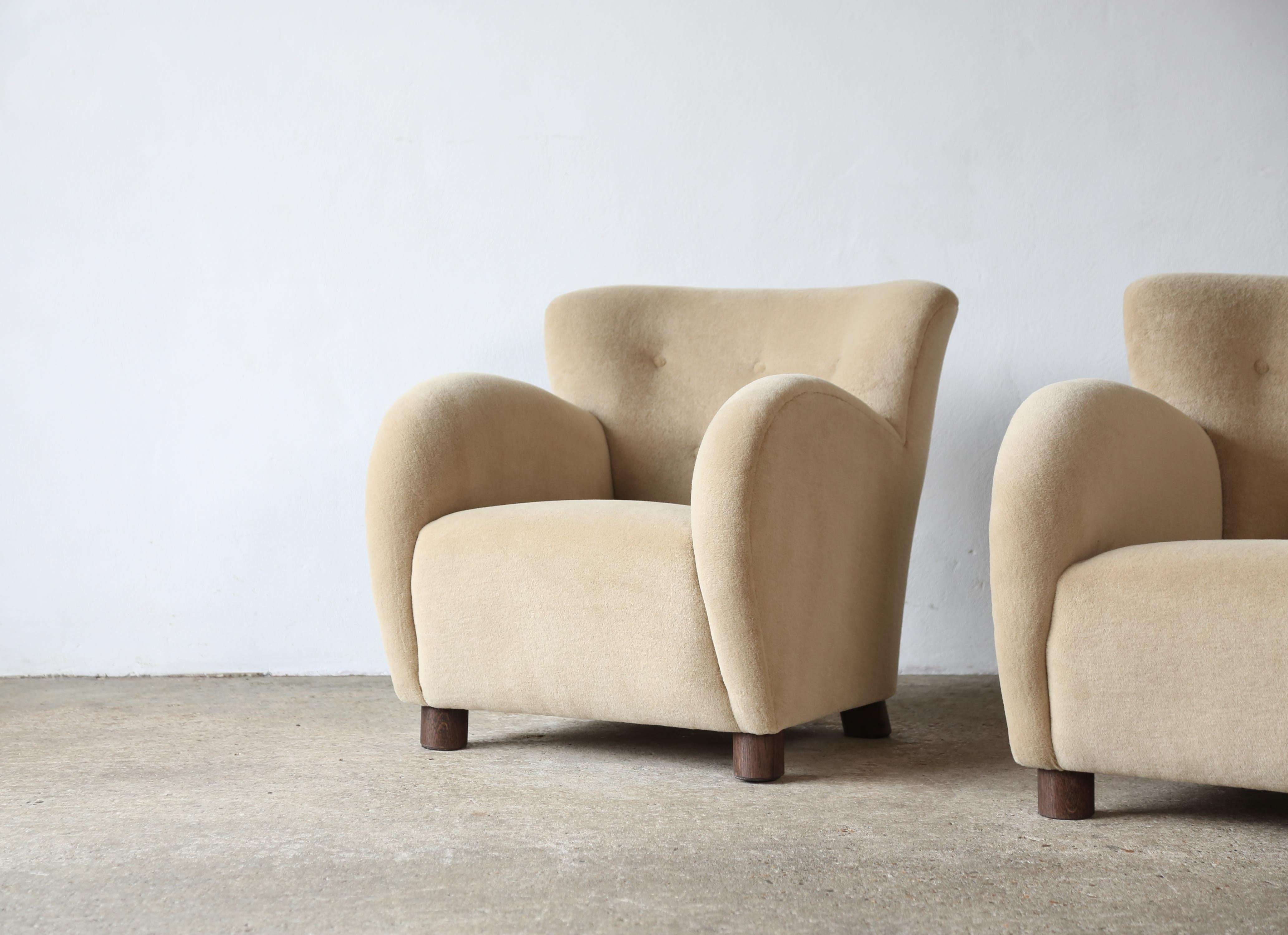 XXIe siècle et contemporain Paire de chaises longues et d'ottomans, tapissées d'alpaga pure sable en vente