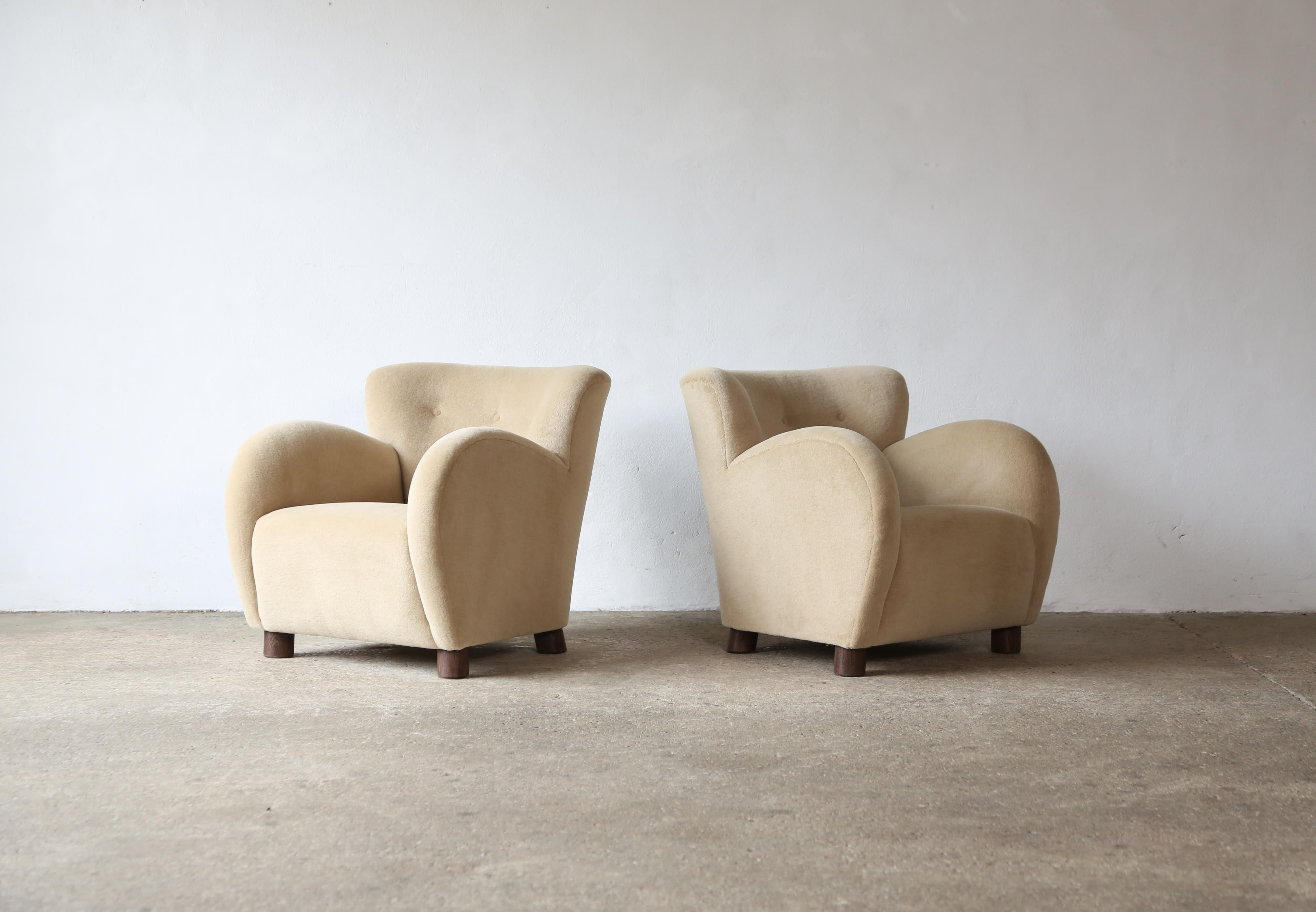 Alpaga Paire de chaises longues et d'ottomans, tapissées d'alpaga pure sable en vente
