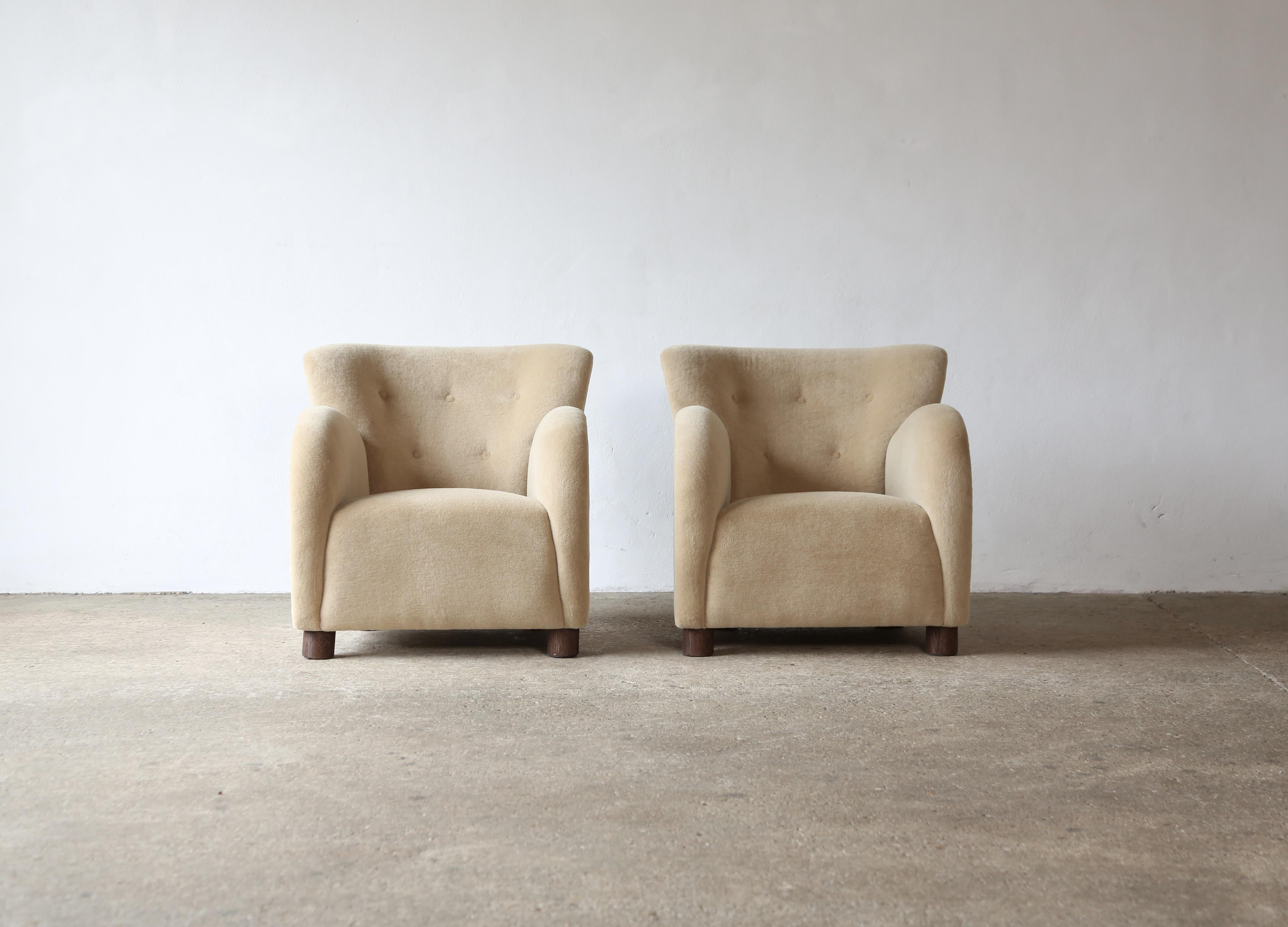 Paire de chaises longues et d'ottomans, tapissées d'alpaga pure sable en vente 1