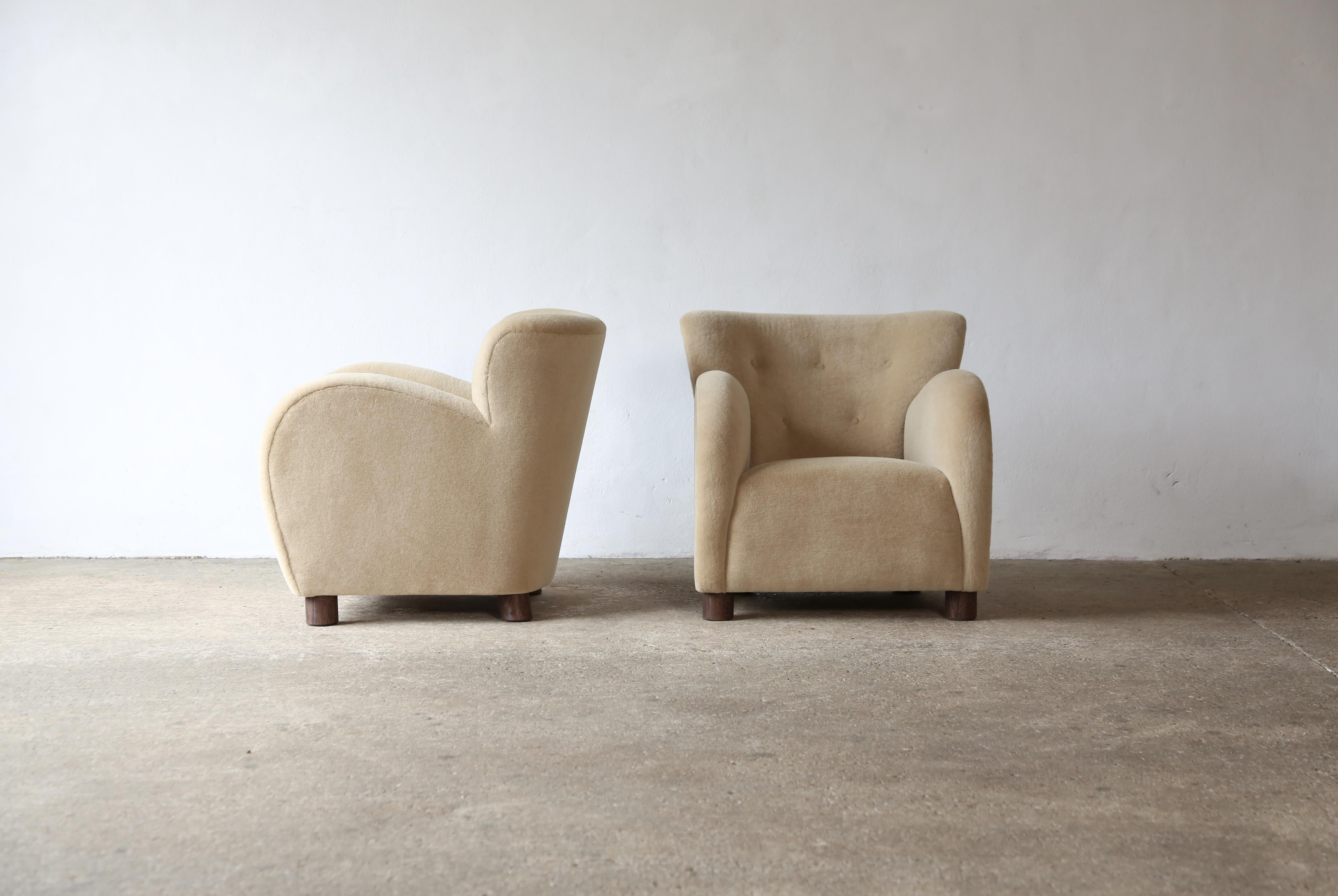 Paire de chaises longues et d'ottomans, tapissées d'alpaga pure sable en vente 2