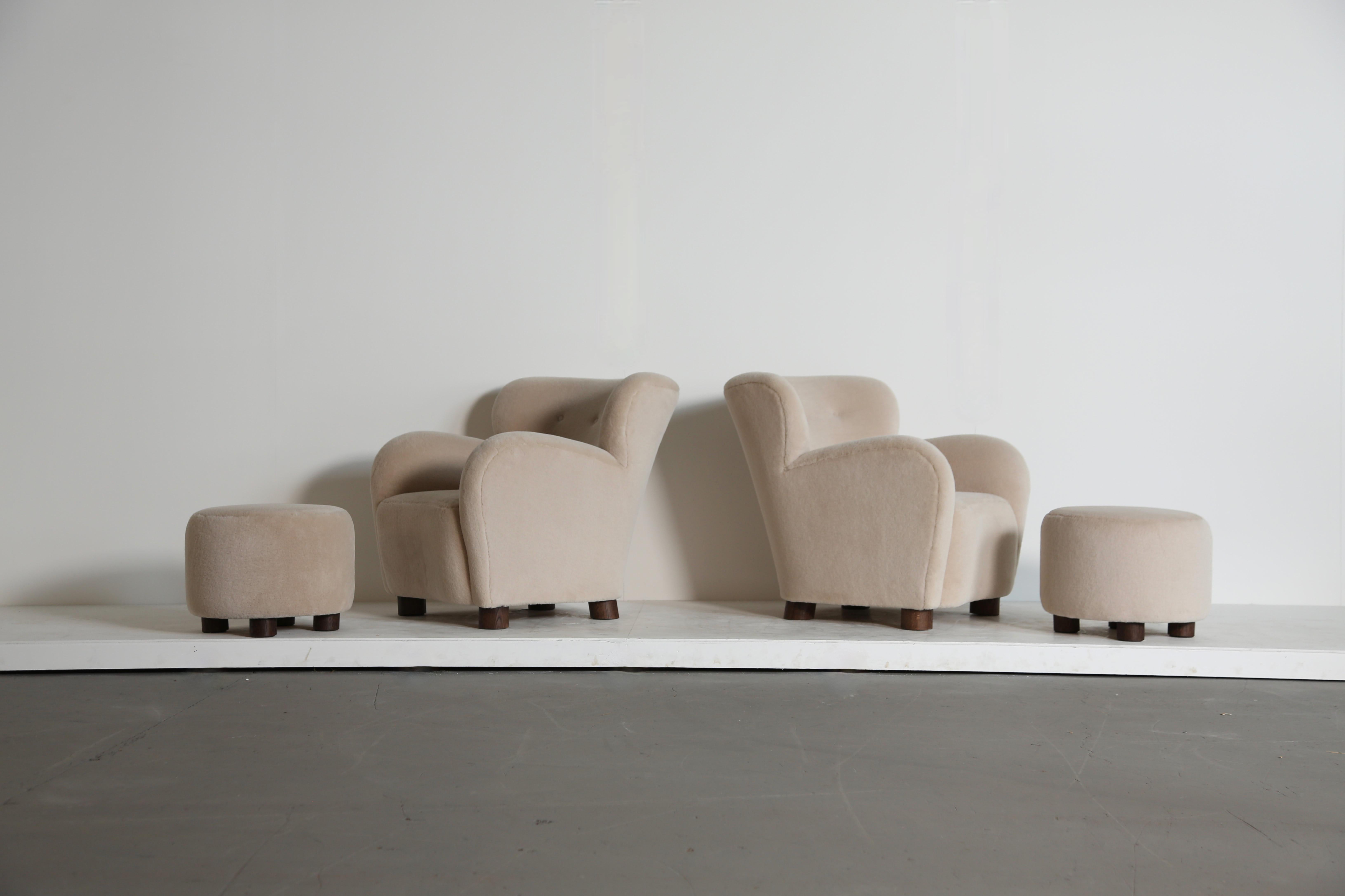 Scandinavo moderno Coppia di sedie / poltrone e pouf imbottiti in pura alpaca color avorio in vendita
