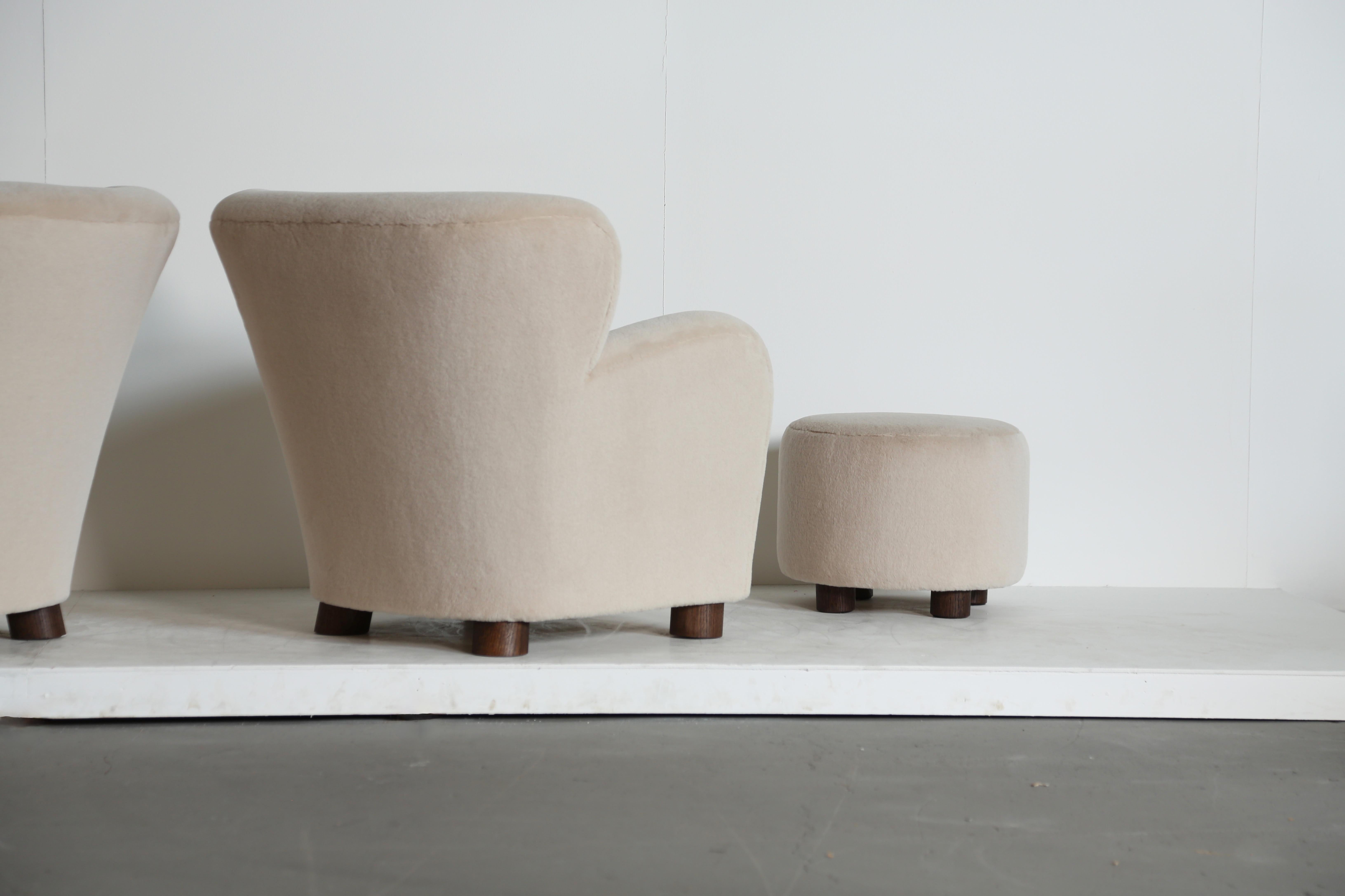 XXI secolo e contemporaneo Coppia di sedie / poltrone e pouf imbottiti in pura alpaca color avorio in vendita