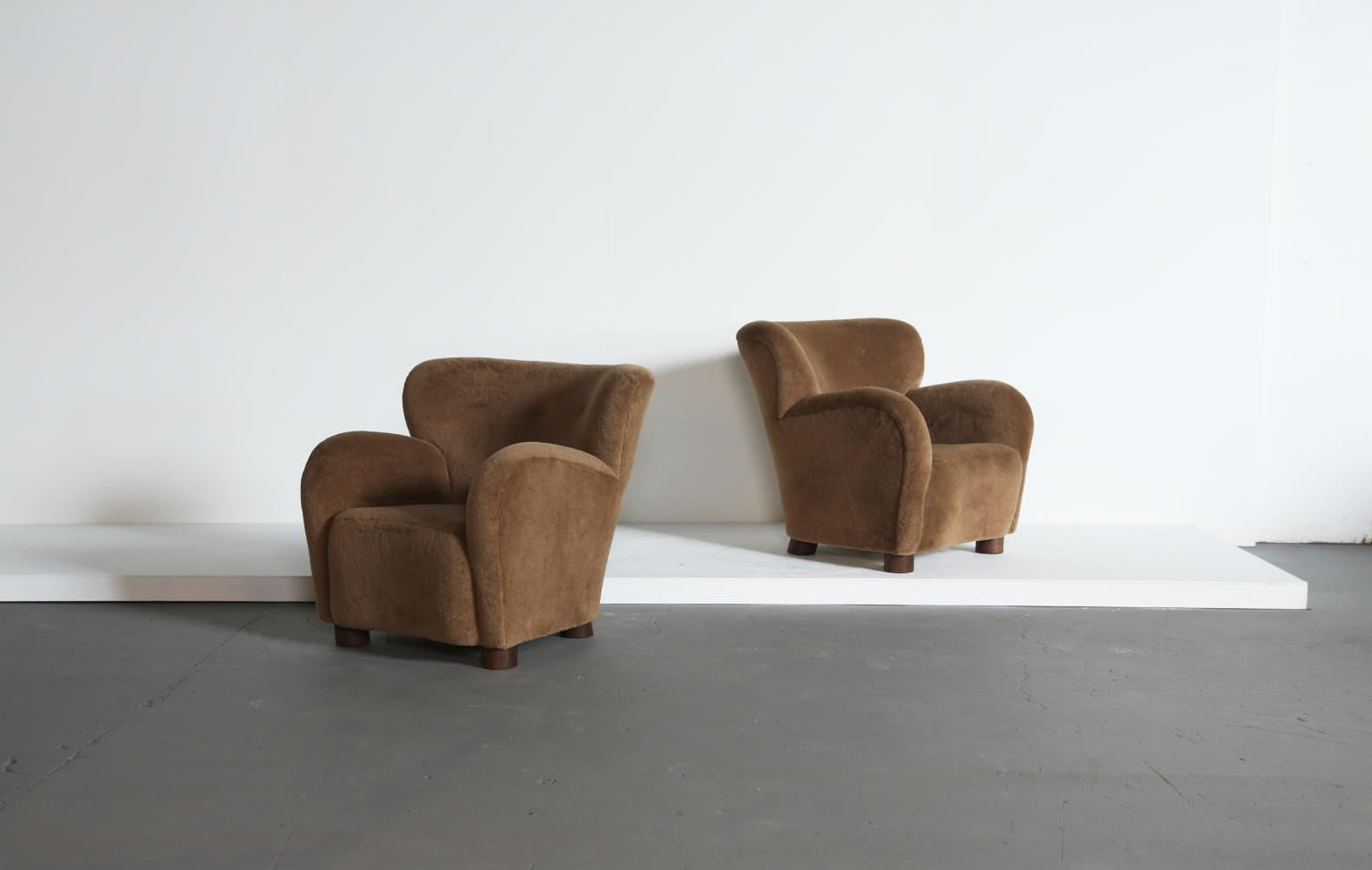 Paire de fauteuils et poufs de salon en alpaga pure en vente 4