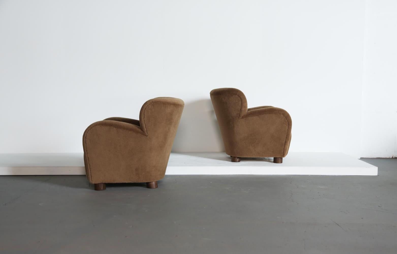 Paire de fauteuils et poufs de salon en alpaga pure en vente 5