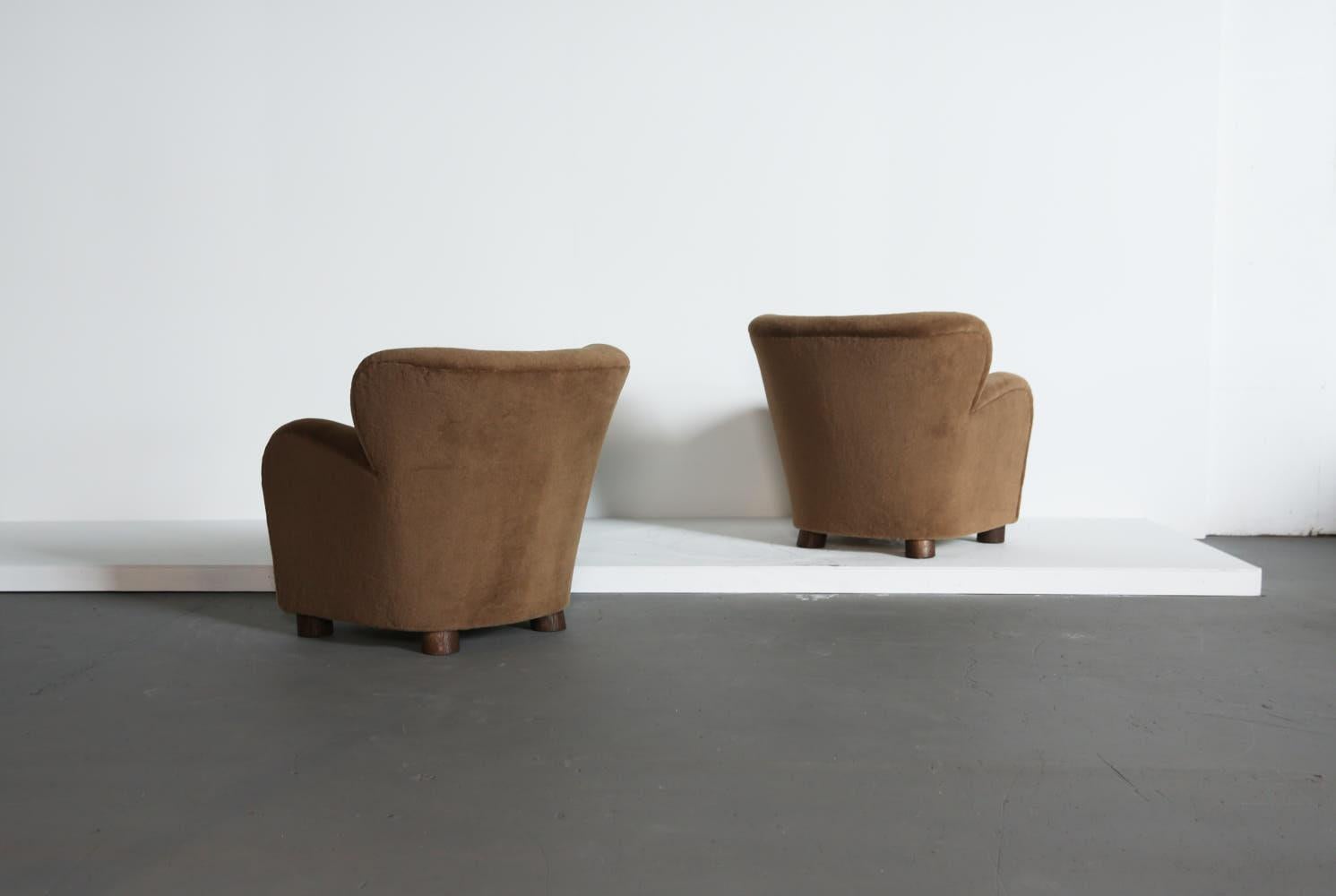 Paire de fauteuils et poufs de salon en alpaga pure en vente 6