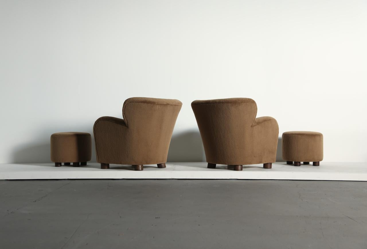 Scandinave moderne Paire de fauteuils et poufs de salon en alpaga pure en vente