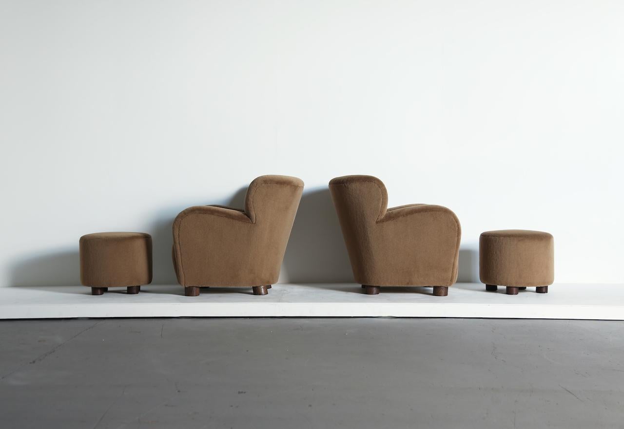 Britannique Paire de fauteuils et poufs de salon en alpaga pure en vente