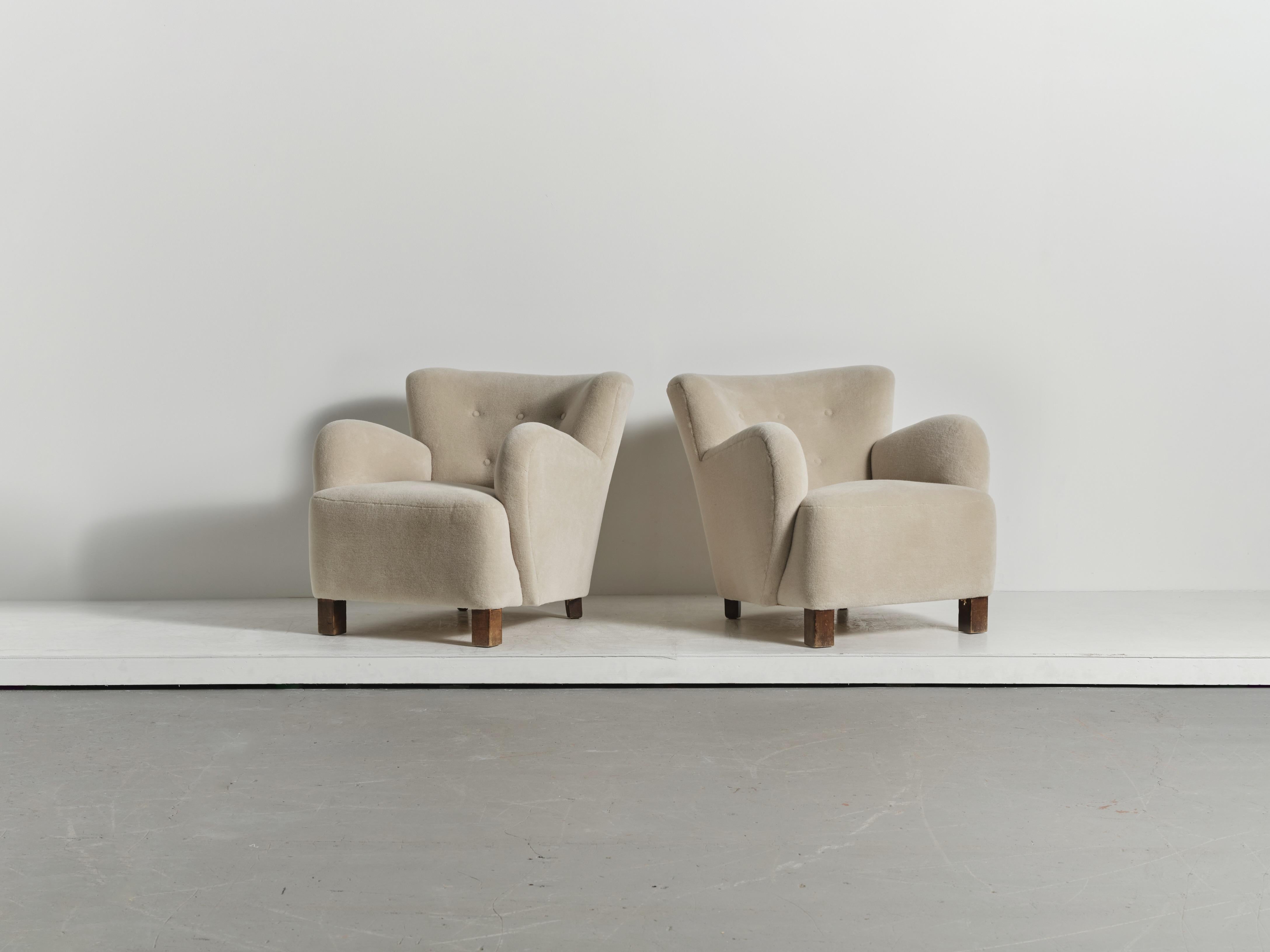 Paar Loungesessel / Sessel, Dänemark, 1940er Jahre, gepolstert mit reinem Alpaka (Skandinavische Moderne) im Angebot