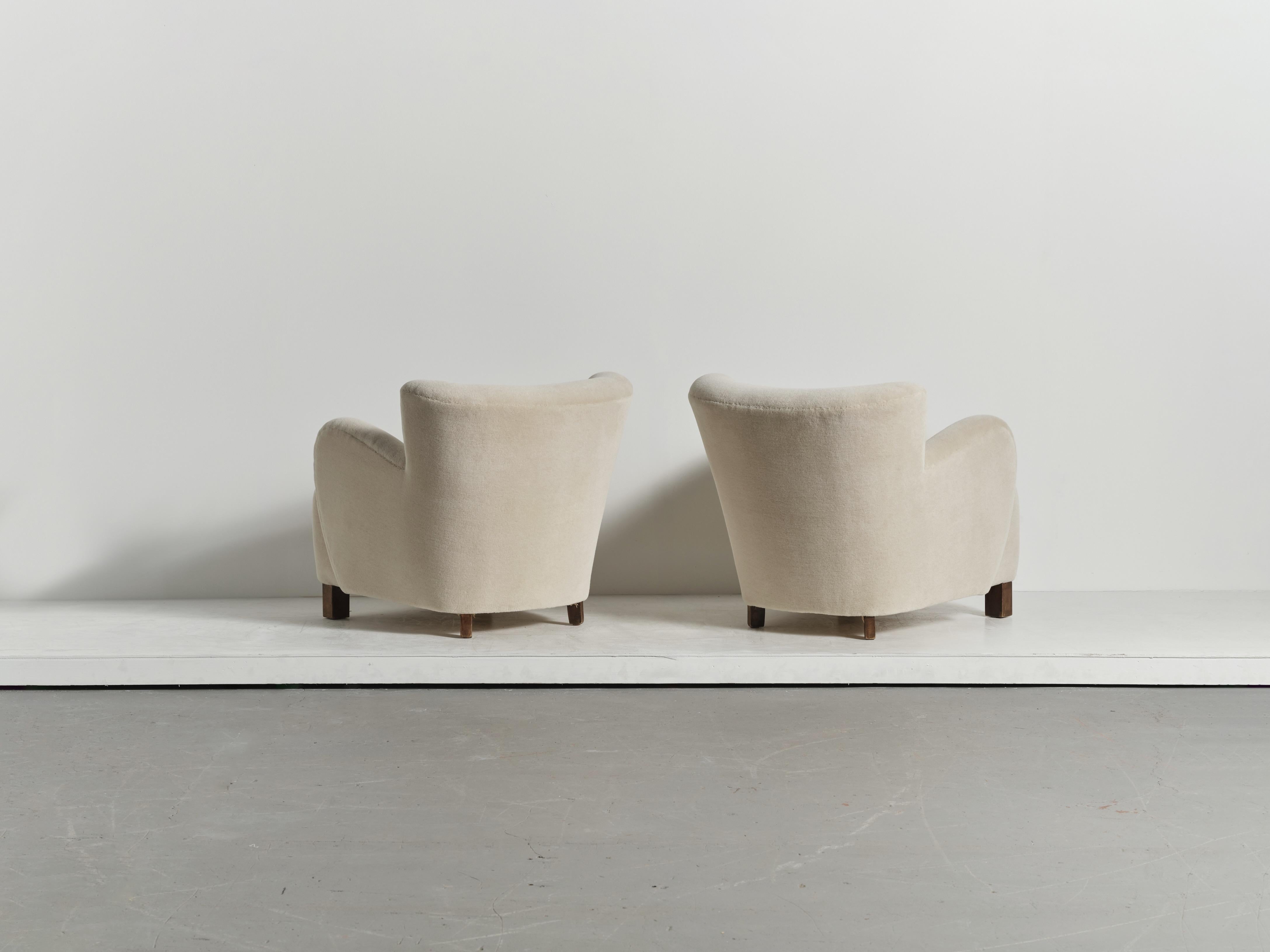 Paar Loungesessel / Sessel, Dänemark, 1940er Jahre, gepolstert mit reinem Alpaka (20. Jahrhundert) im Angebot