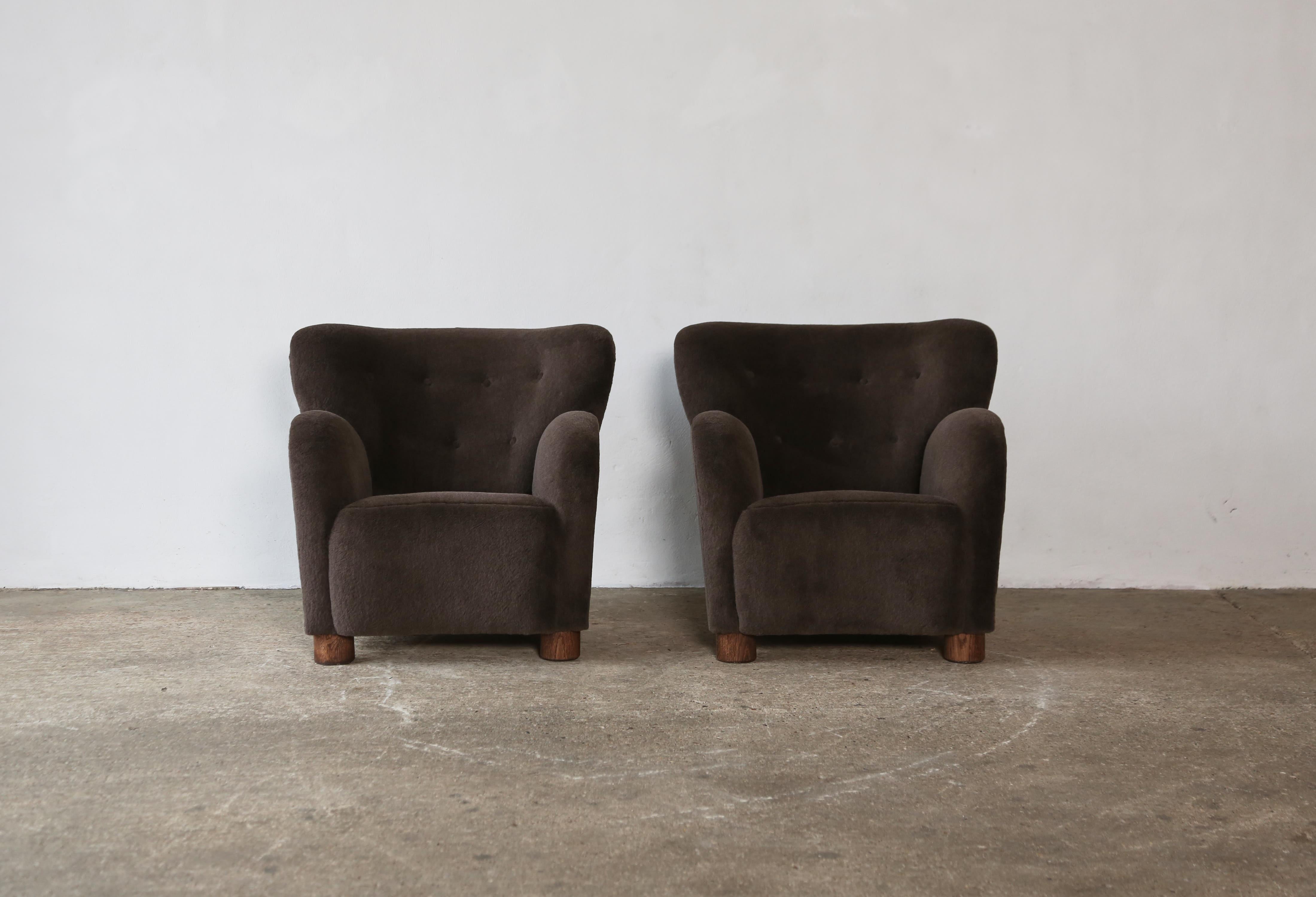 Scandinave moderne Paire de chaises longues / fauteuils, tapissés en alpaga pure en vente