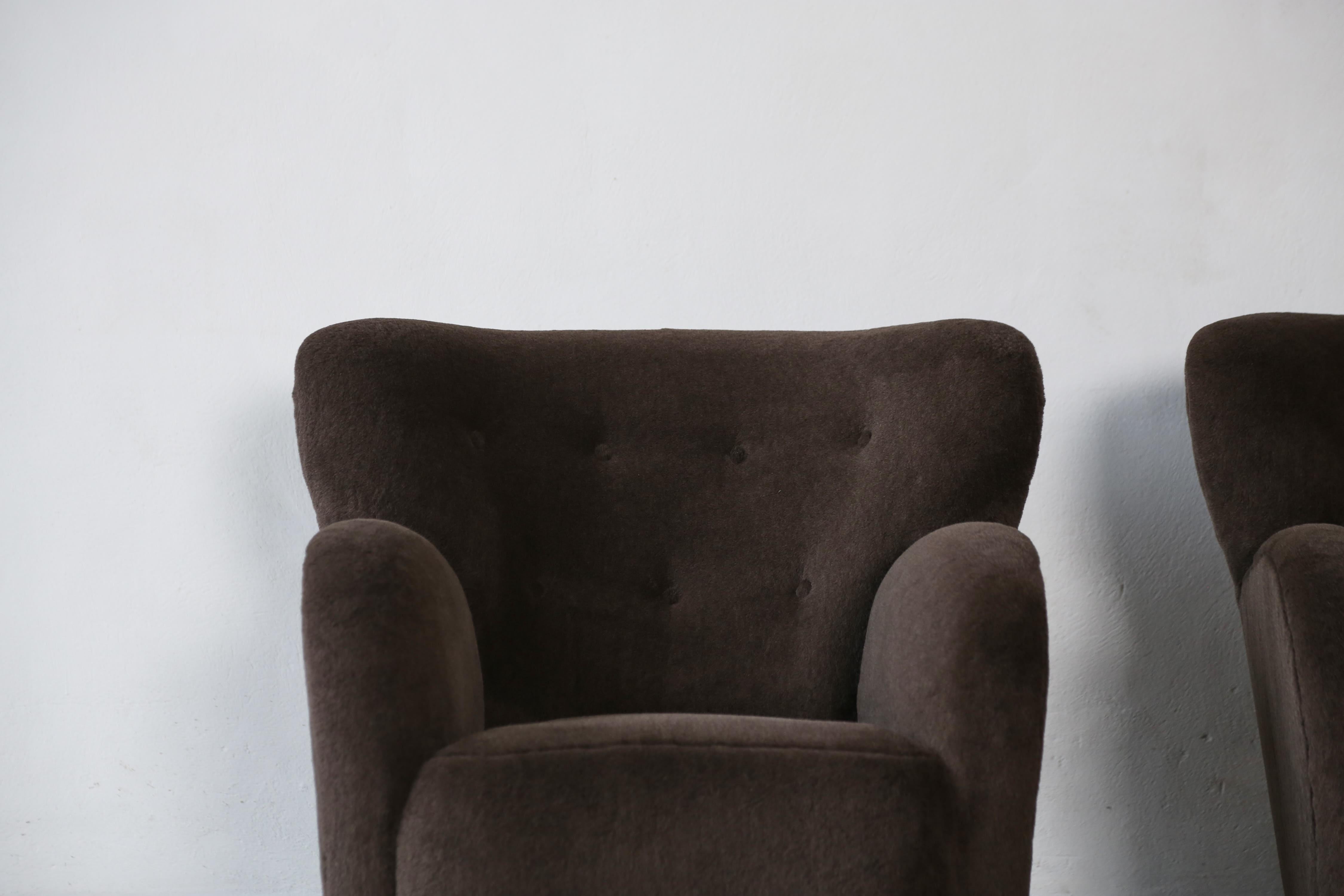 Britannique Paire de chaises longues / fauteuils, tapissés en alpaga pure en vente