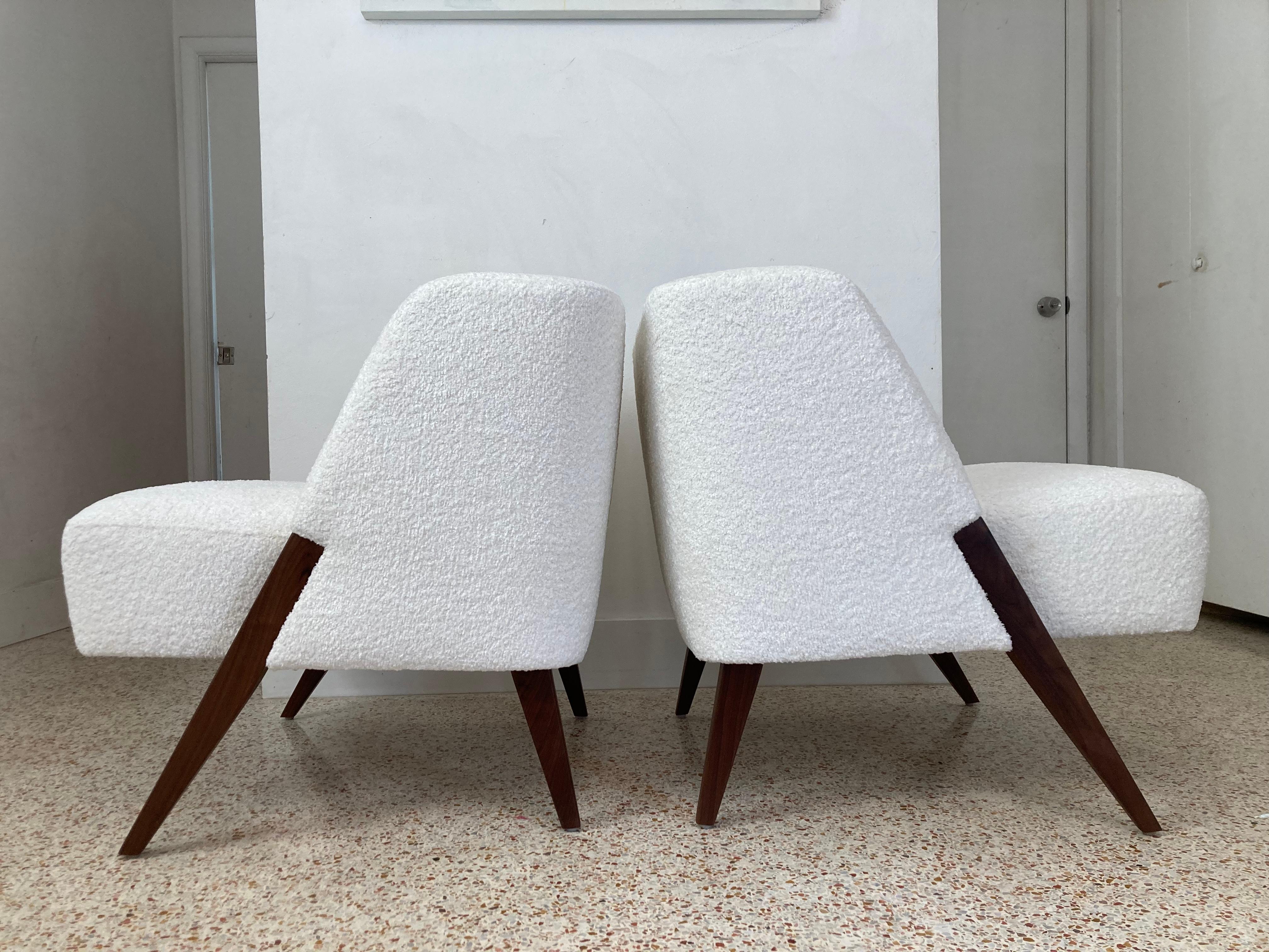 Pair of Lounge Chairs Attributed to Gio Ponti, Walnut and Ivory Bouclé Fabric 8