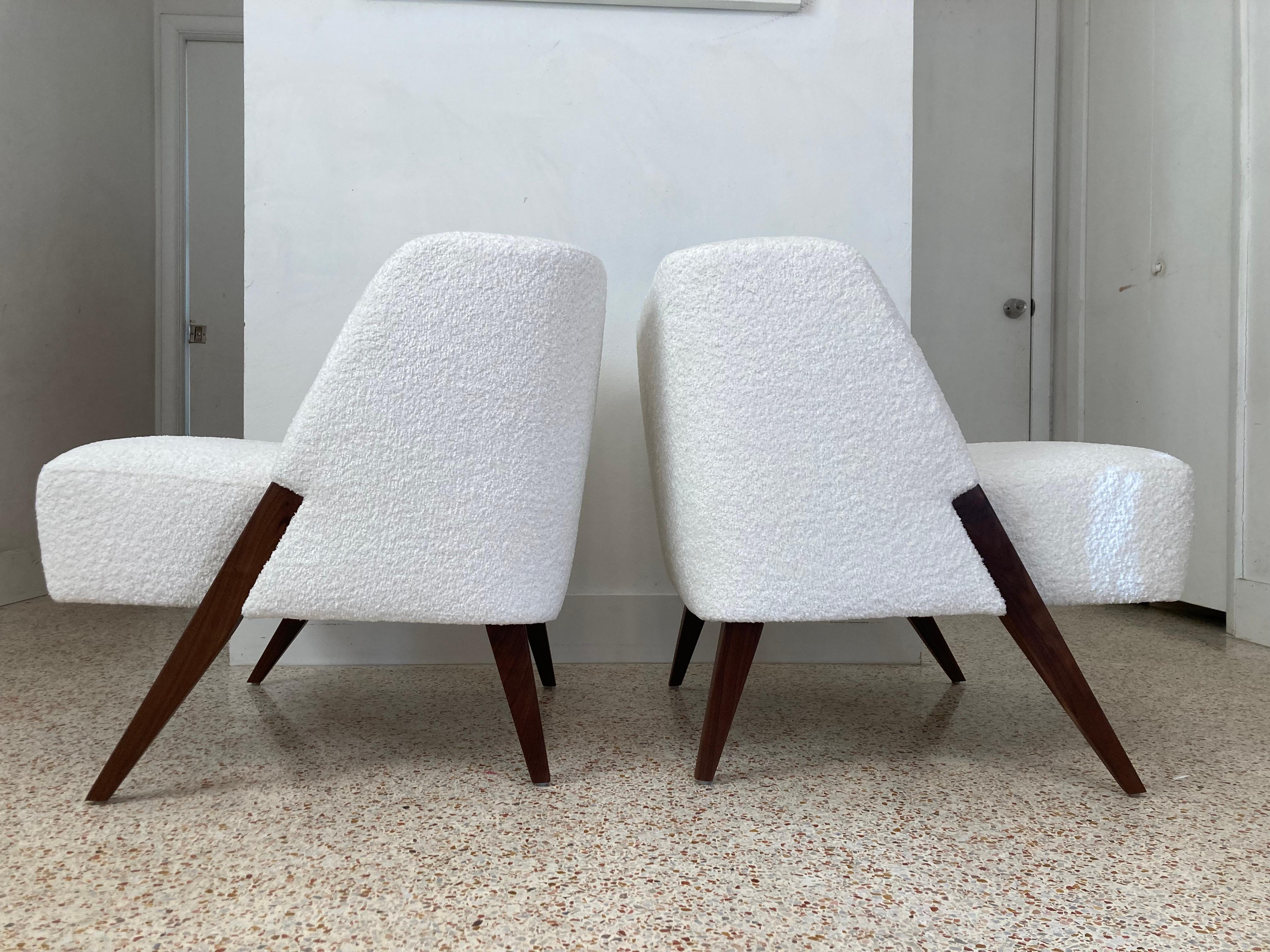 Incredible pair of lounge chairs in the style of Gio Ponti. Solid walnut legs and ivory bouclé fabric. Please see picture thirteen for color reference, where we are comparing a white piece of paper to the fabric.
Ready for a new home.