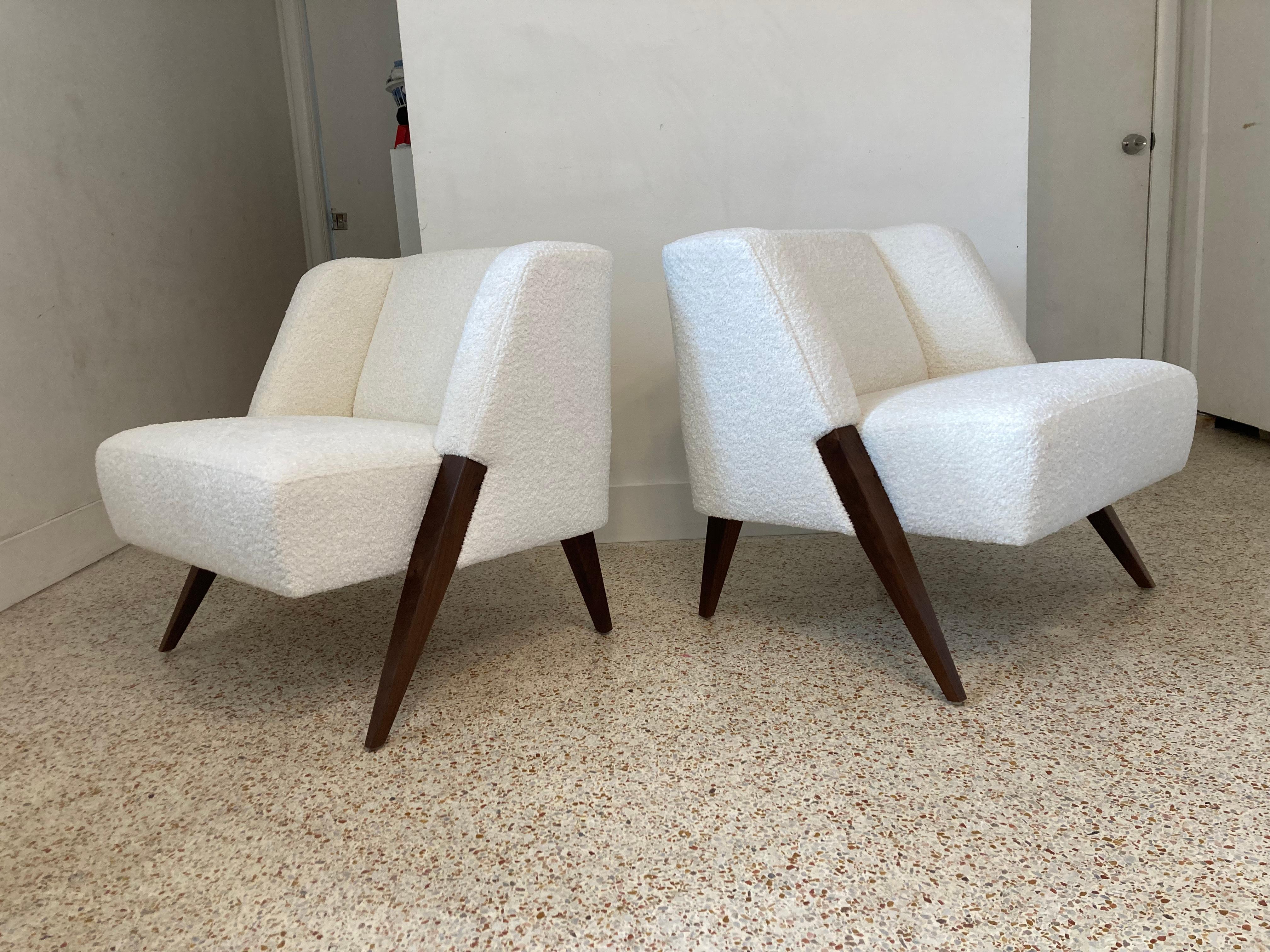 Mid-Century Modern Pair of Lounge Chairs Attributed to Gio Ponti, Walnut and Ivory Bouclé Fabric
