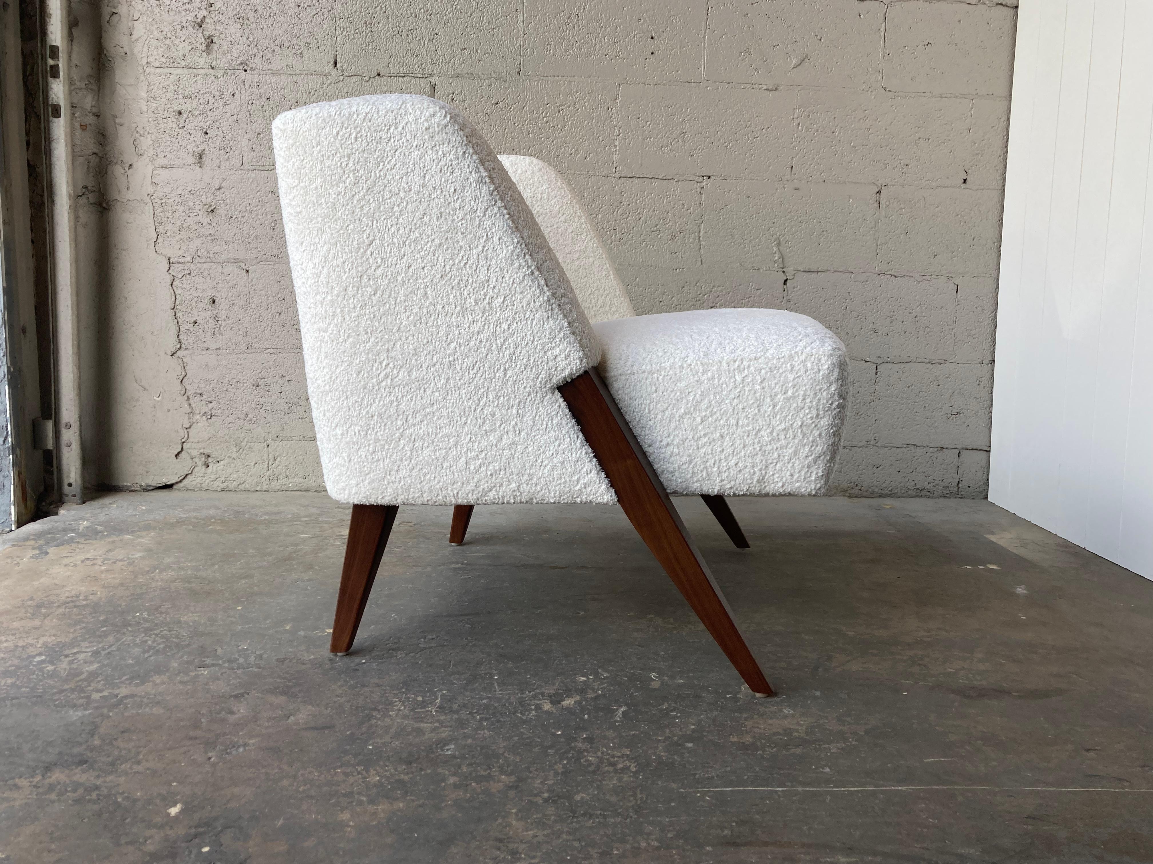 American Pair of Lounge Chairs Attributed to Gio Ponti, Walnut and Ivory Bouclé Fabric