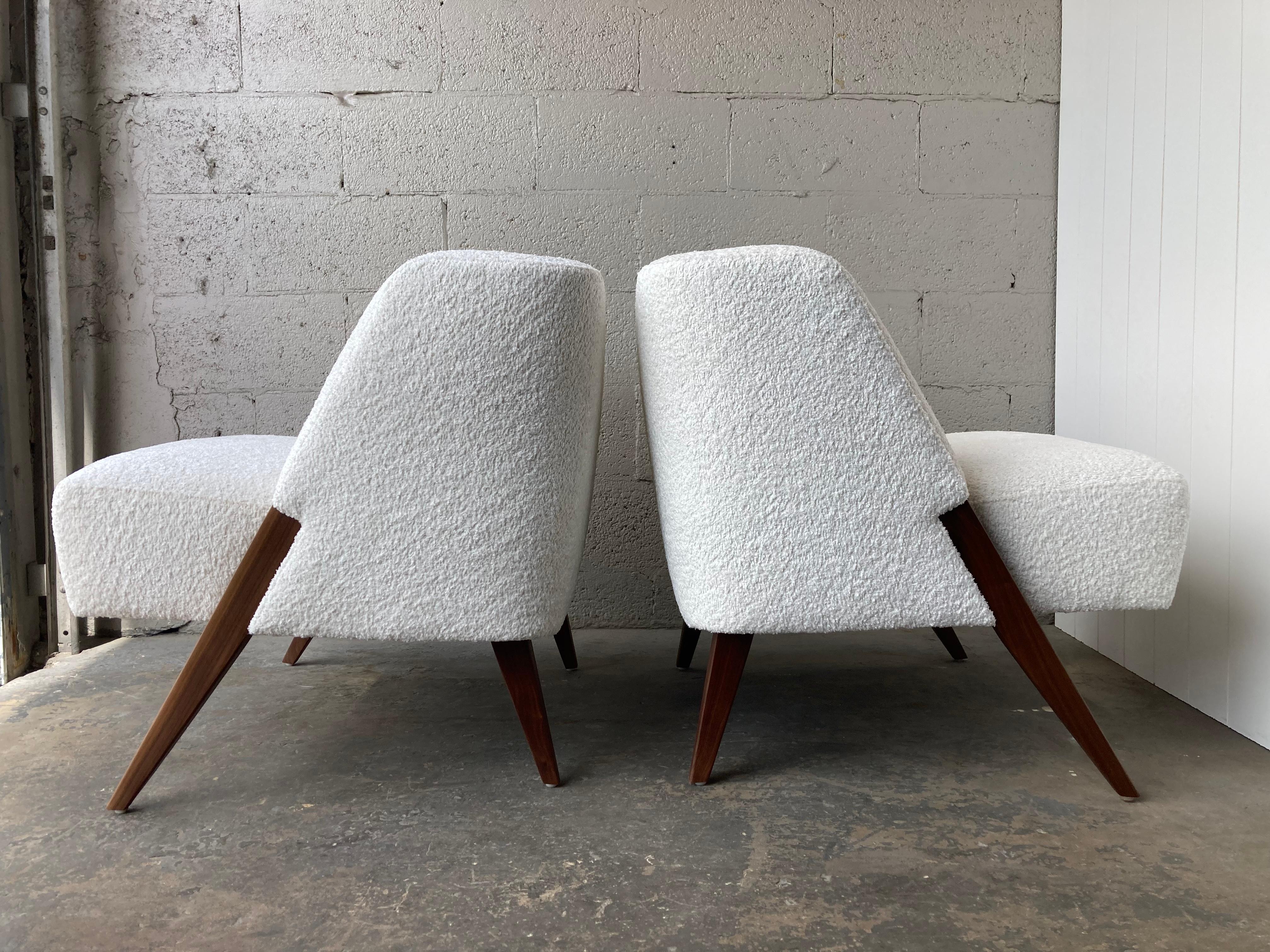 Pair of Lounge Chairs Attributed to Gio Ponti, Walnut and Ivory Bouclé Fabric In Excellent Condition In Miami, FL