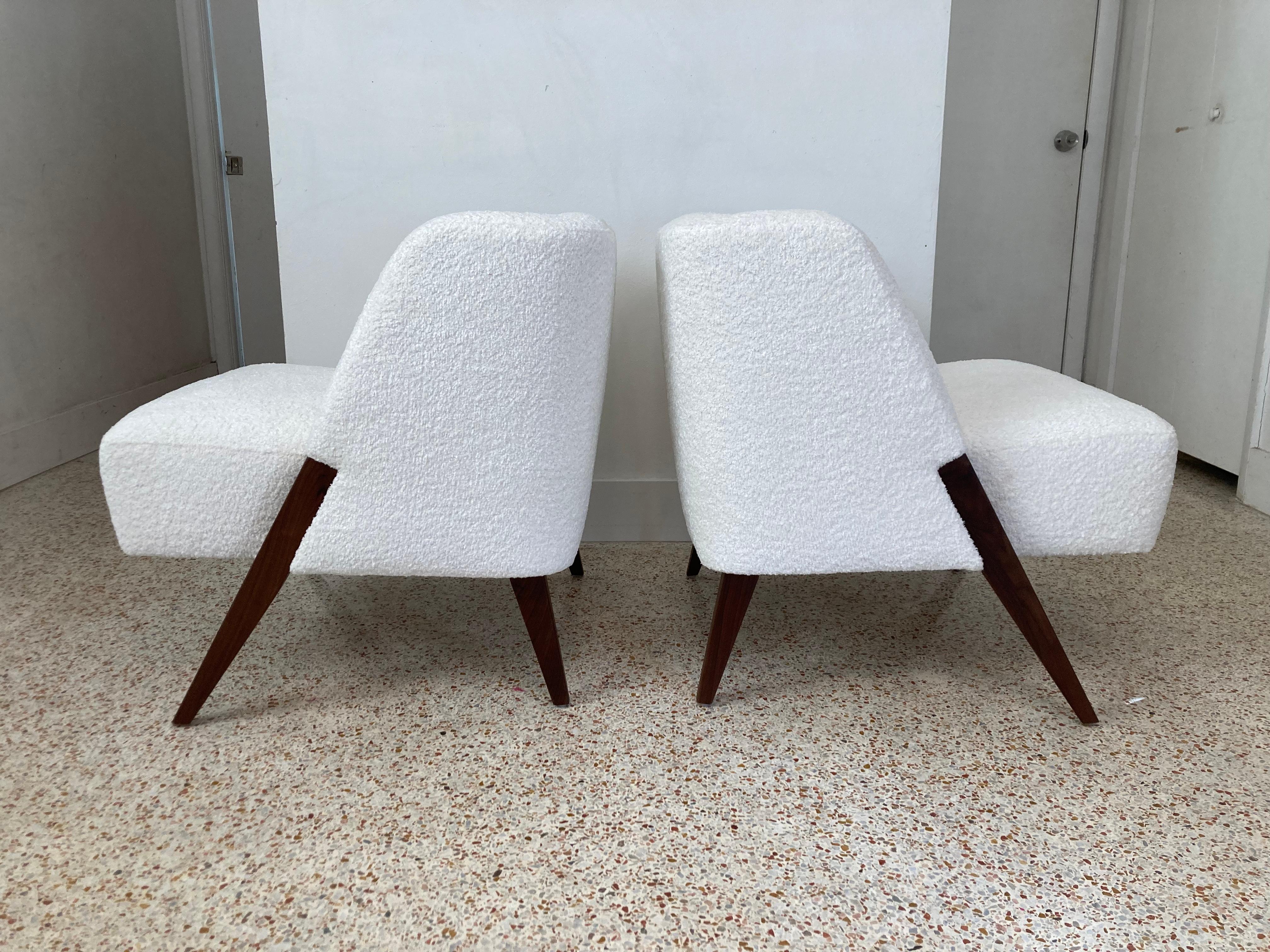 Contemporary Pair of Lounge Chairs Attributed to Gio Ponti, Walnut and Ivory Bouclé Fabric