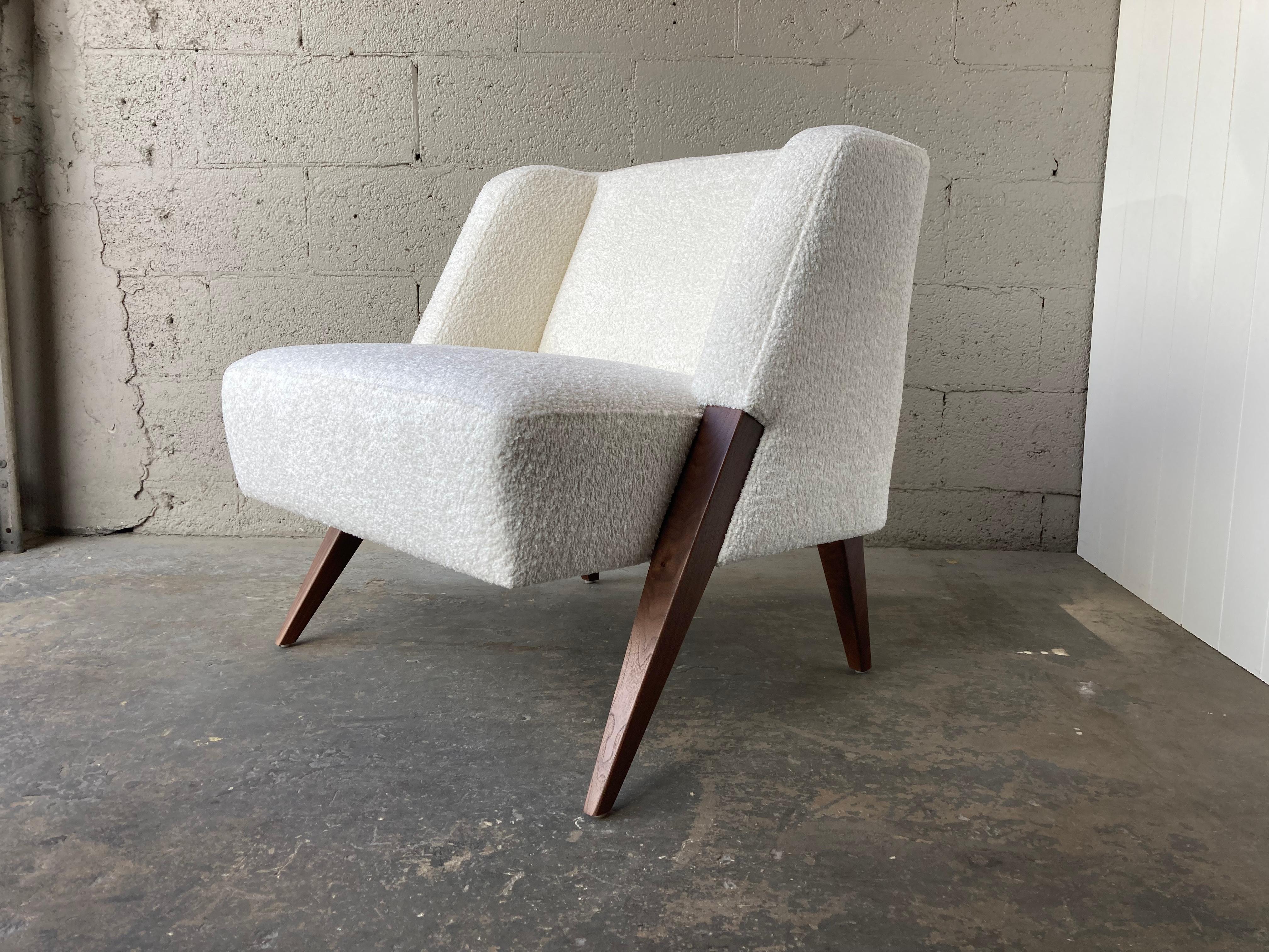 Pair of Lounge Chairs Attributed to Gio Ponti, Walnut and Ivory Bouclé Fabric 1