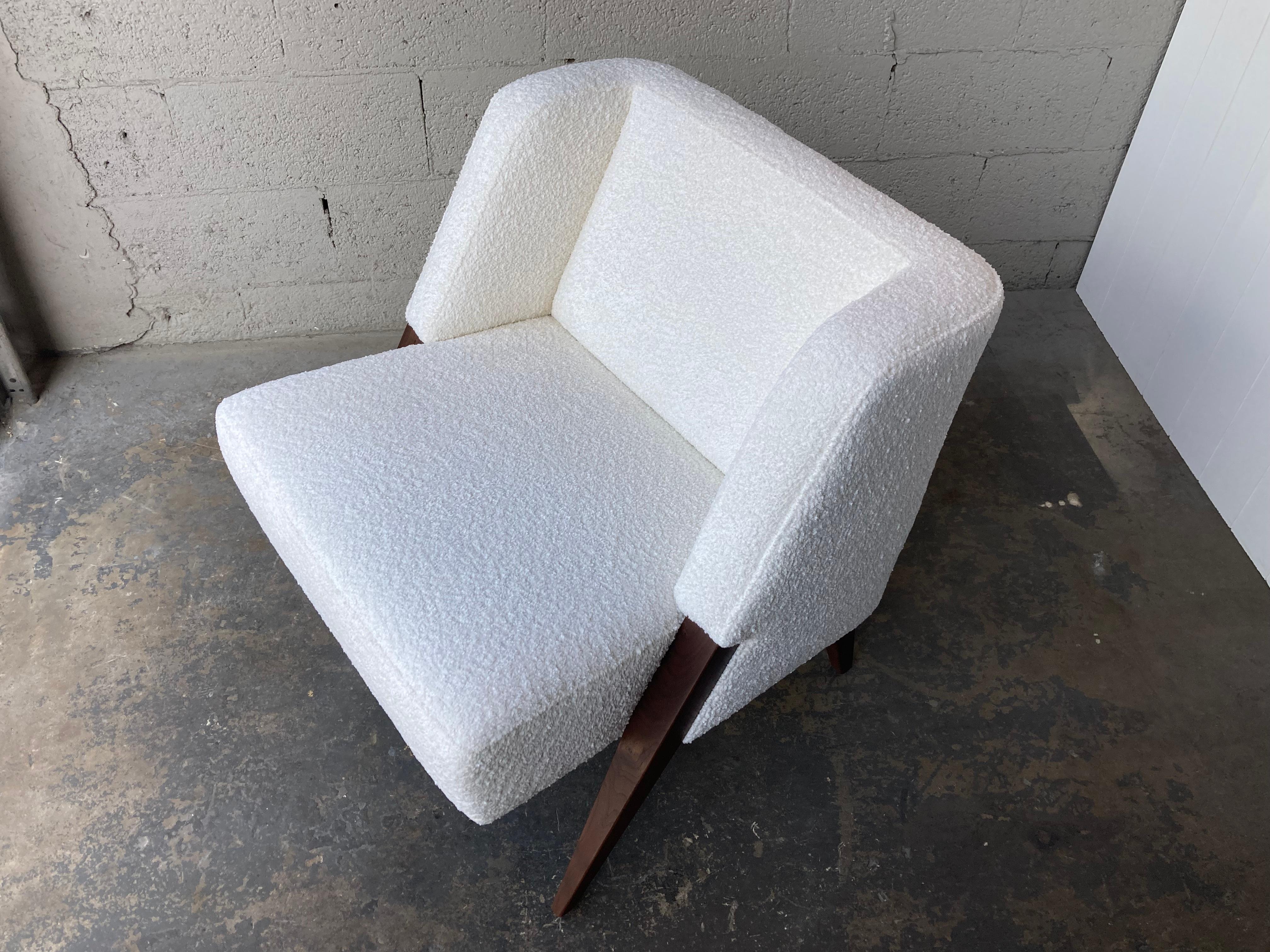 Pair of Lounge Chairs Attributed to Gio Ponti, Walnut and Ivory Bouclé Fabric 2