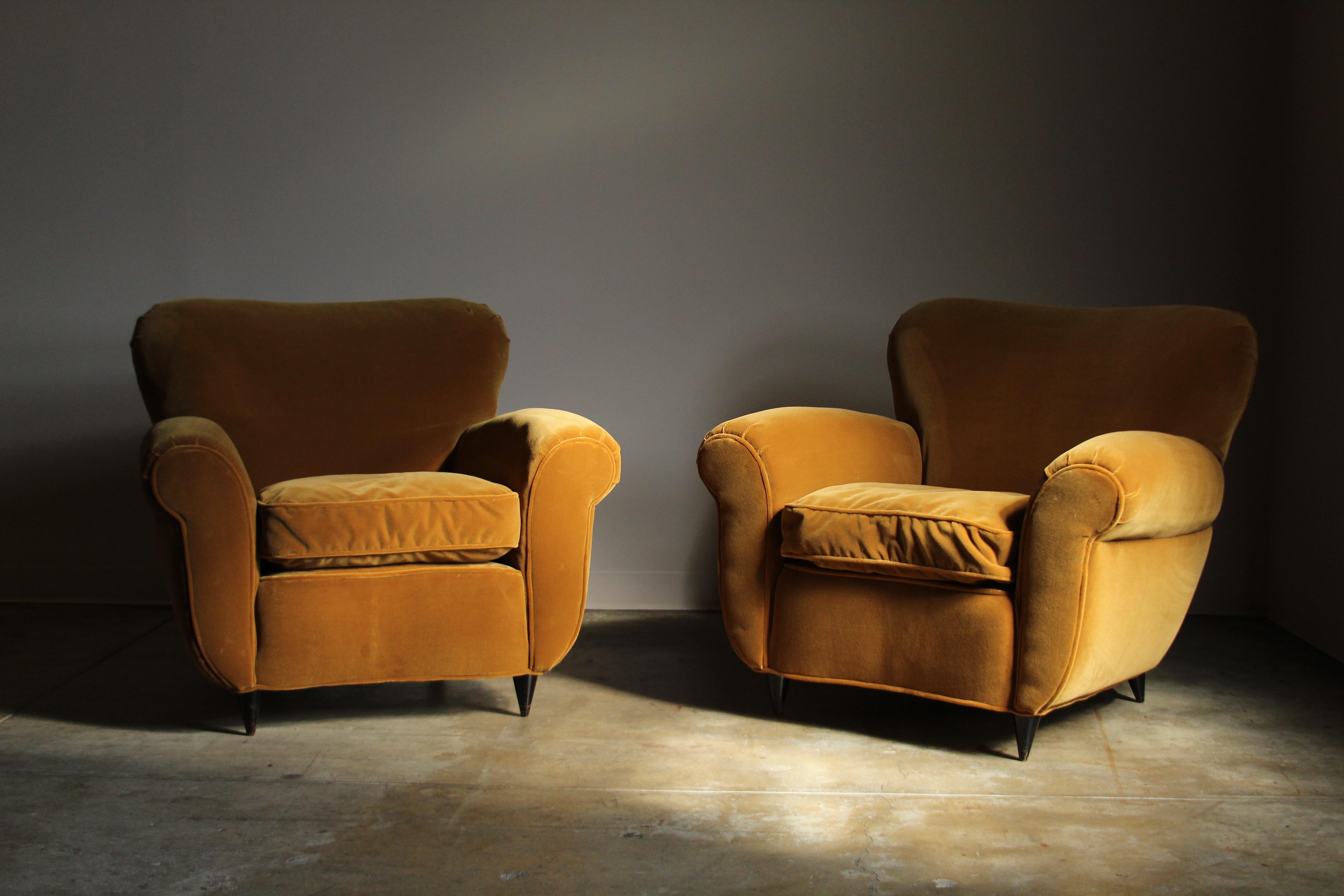 Mid-Century moderno Coppia di sedie da salotto attribuite a Paolo Buffa, anni '40 in vendita
