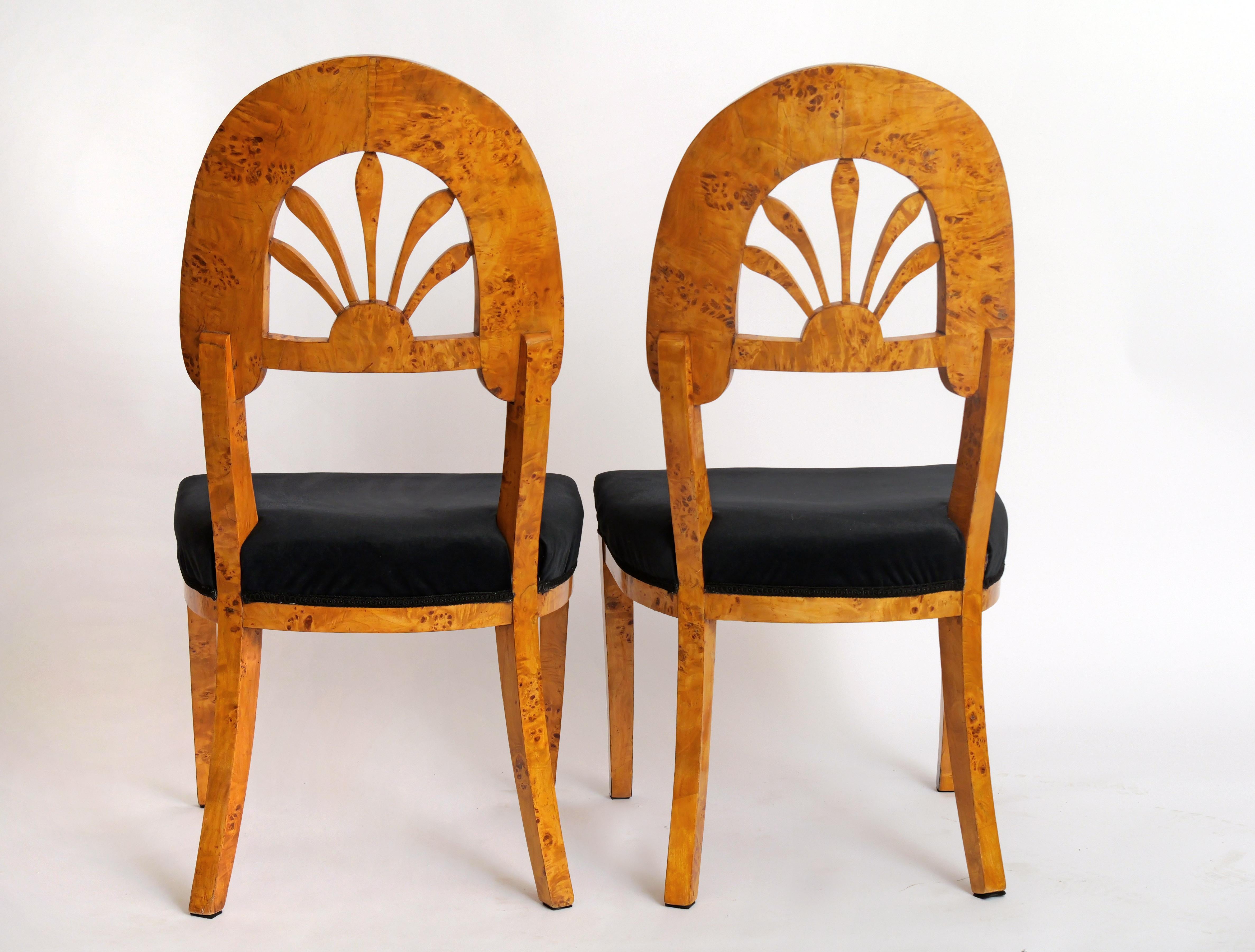 Pareja De Sillas De Salón, Respaldo Globo Con Palmetas, Abedul, 1800 Báltico en venta