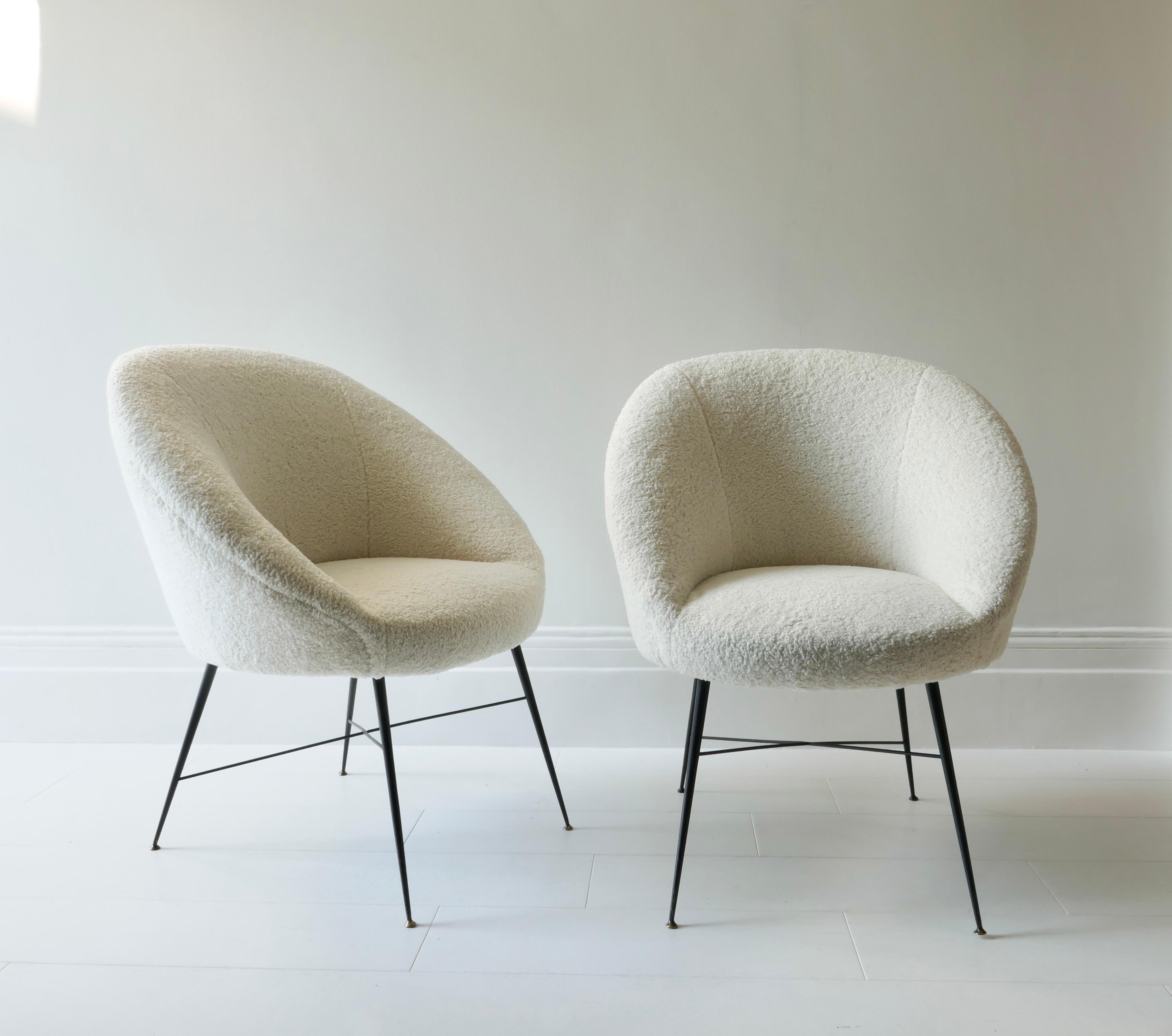 Pair of Lounge Chairs, Black Metal Legs and White Boucle Fabric, Italy, 1950s 4
