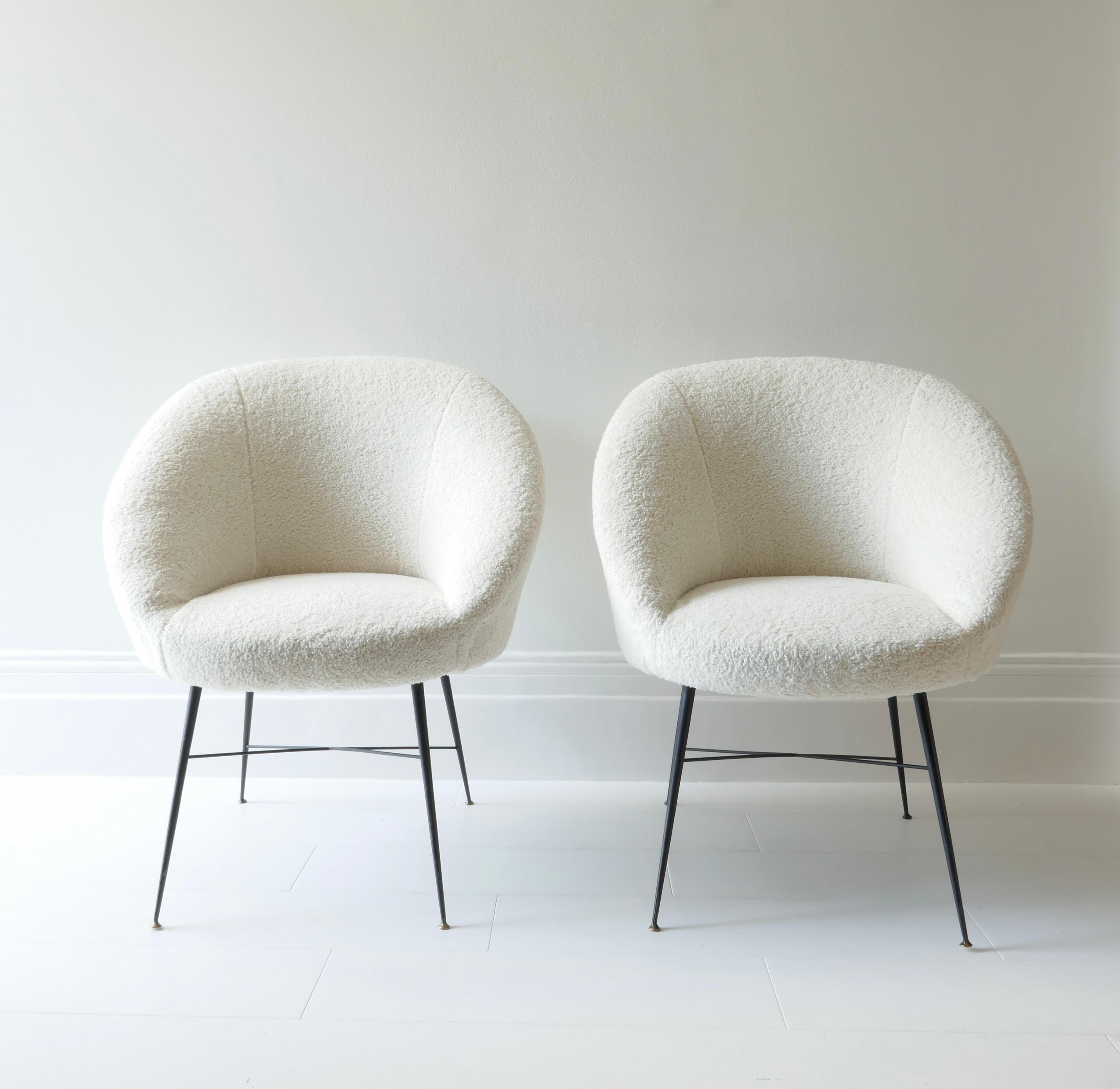 Pair of lounge chairs reupholstered in contemporary white boucle, legs in black metal. Italy, 1950s.

An iconic example of Italian design from the fifties. Organic and sculptural, beautifully curved they suit all decor and all rooms .

Measures:
