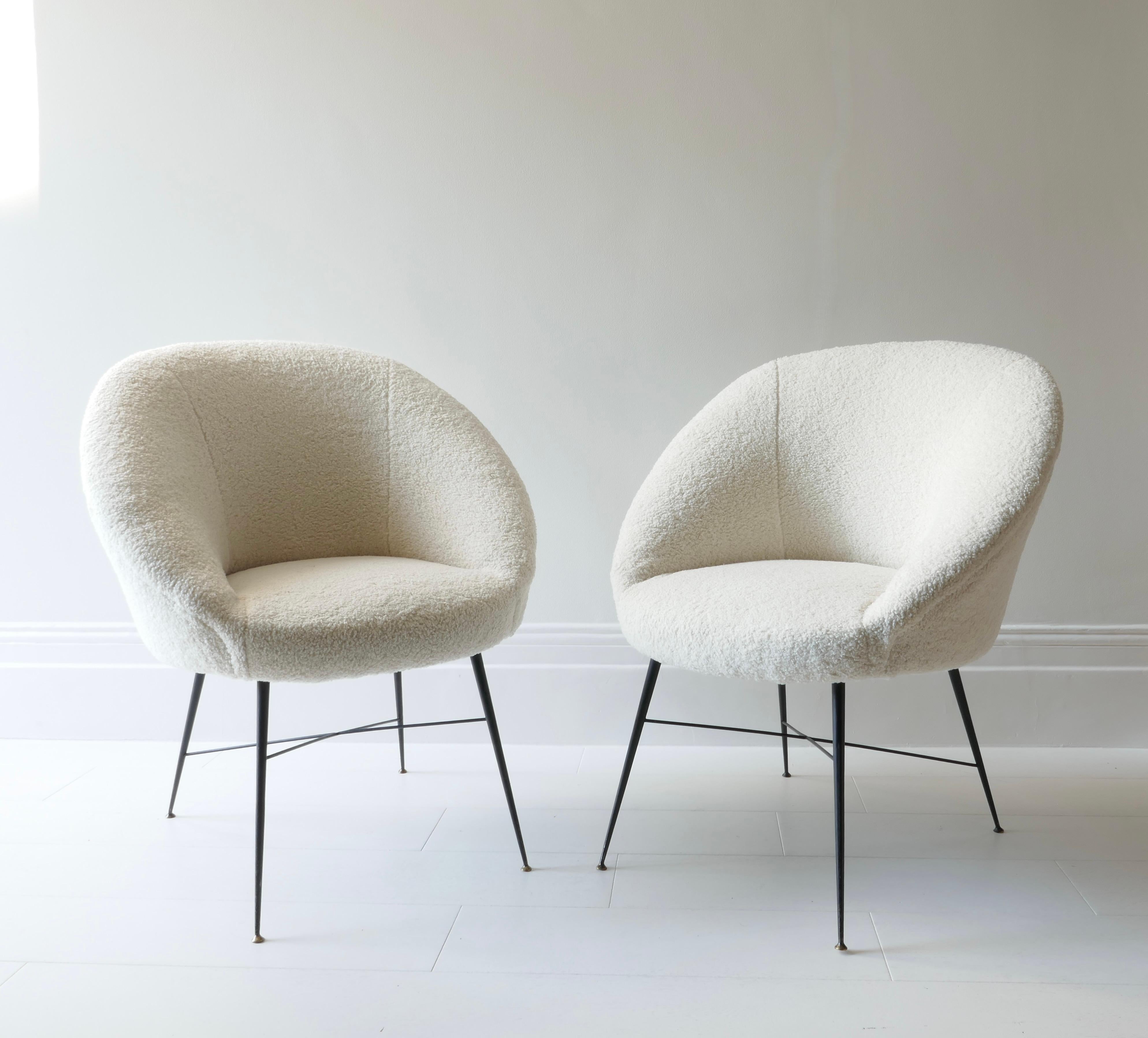 Mid-Century Modern Pair of Lounge Chairs, Black Metal Legs and White Boucle Fabric, Italy, 1950s