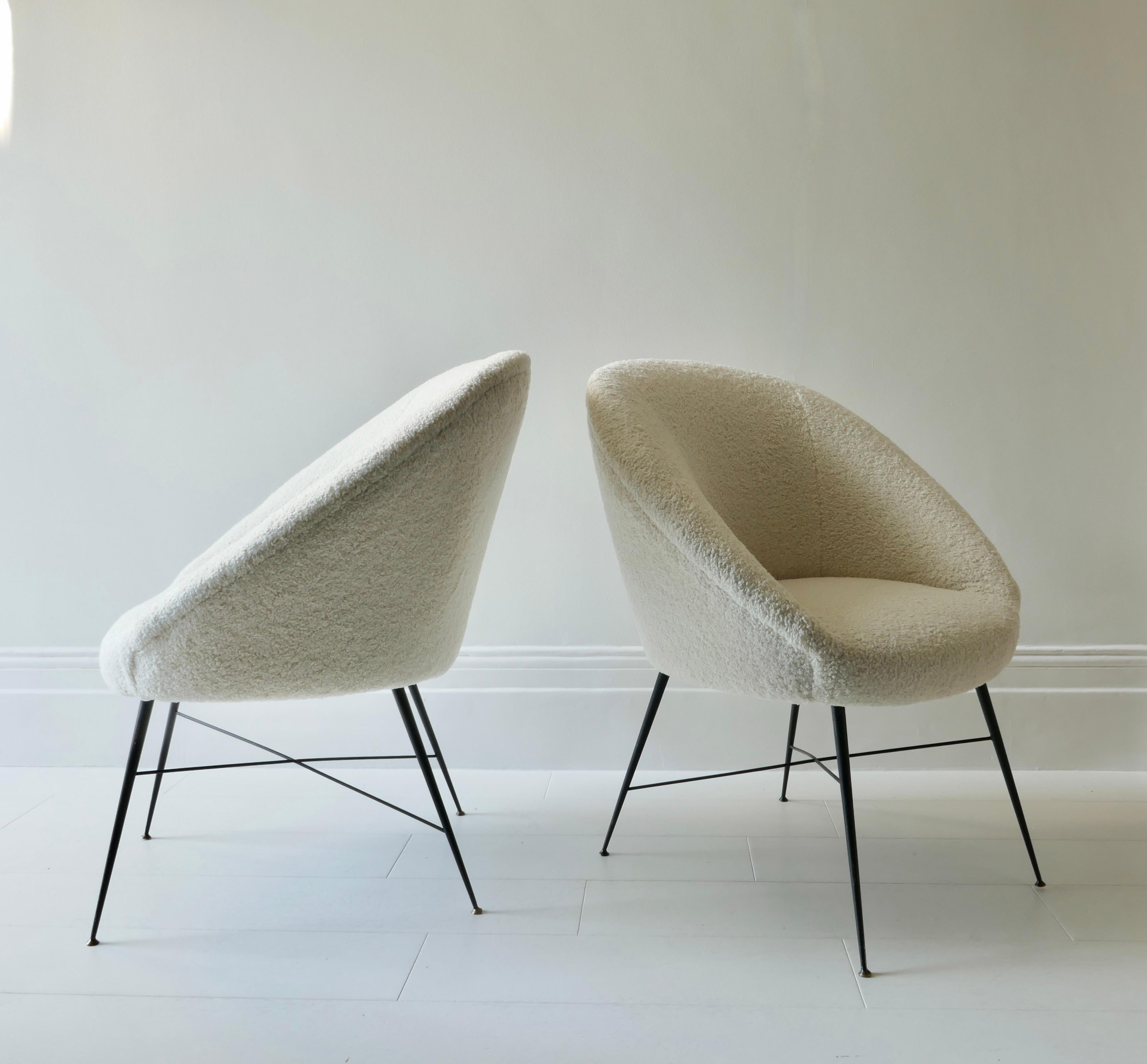 Pair of Lounge Chairs, Black Metal Legs and White Boucle Fabric, Italy, 1950s 3