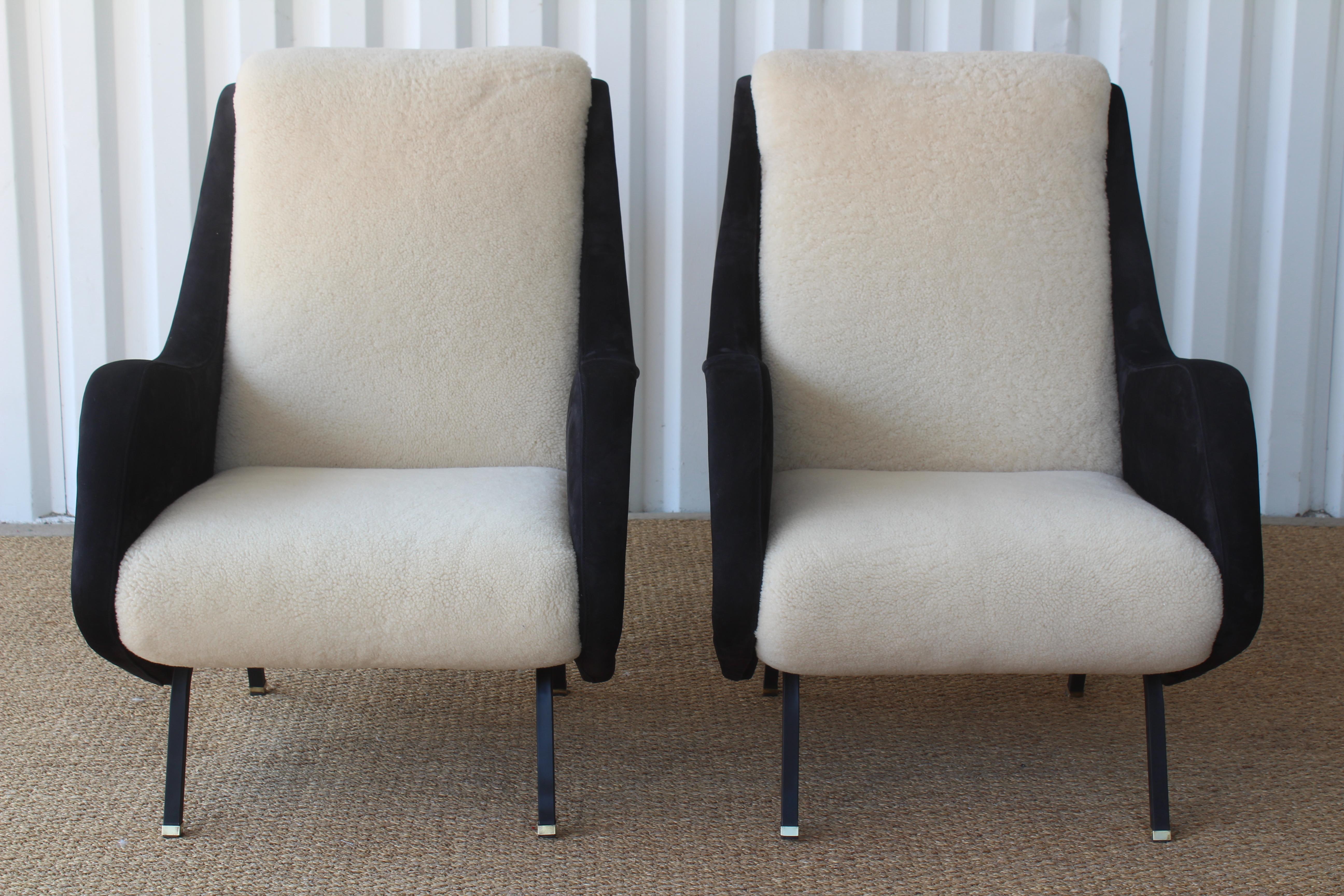 Pair of vintage mid-century lounge chairs designed by Aldo Morbelli for ISA Bergamo. Made in Italy in the 1950s. The pair have been completely restored with new foam and upholstery. The back and armrests are upholstered in a soft black Nubuck