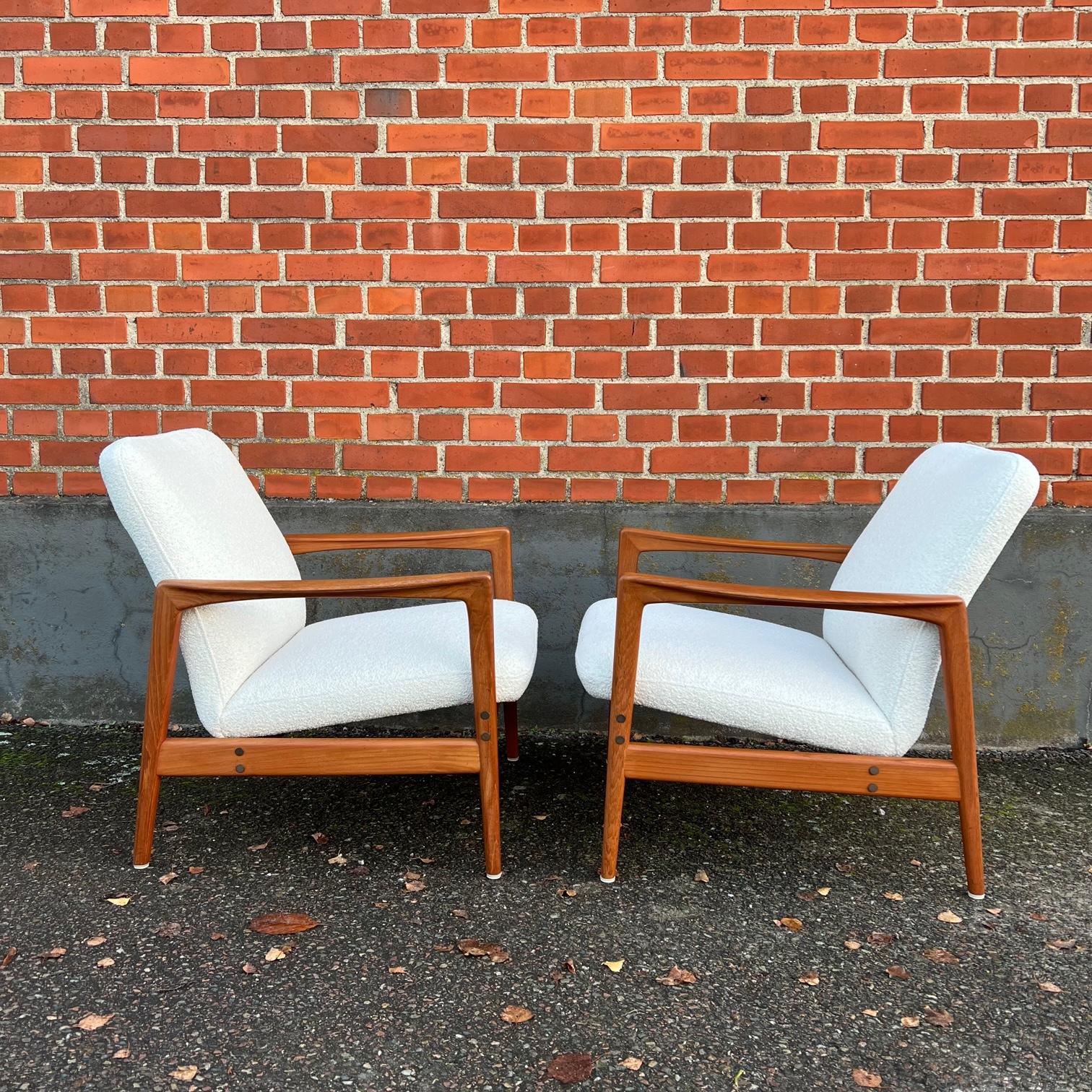 Pair of lounge chairs by de Swedish designer Alf Svensson for Dux. The chairs are reupholstered with bouclé fabric and has been restored with new padding. 

The Chairs are very comfortable and are easy to move around due to there neat size. 