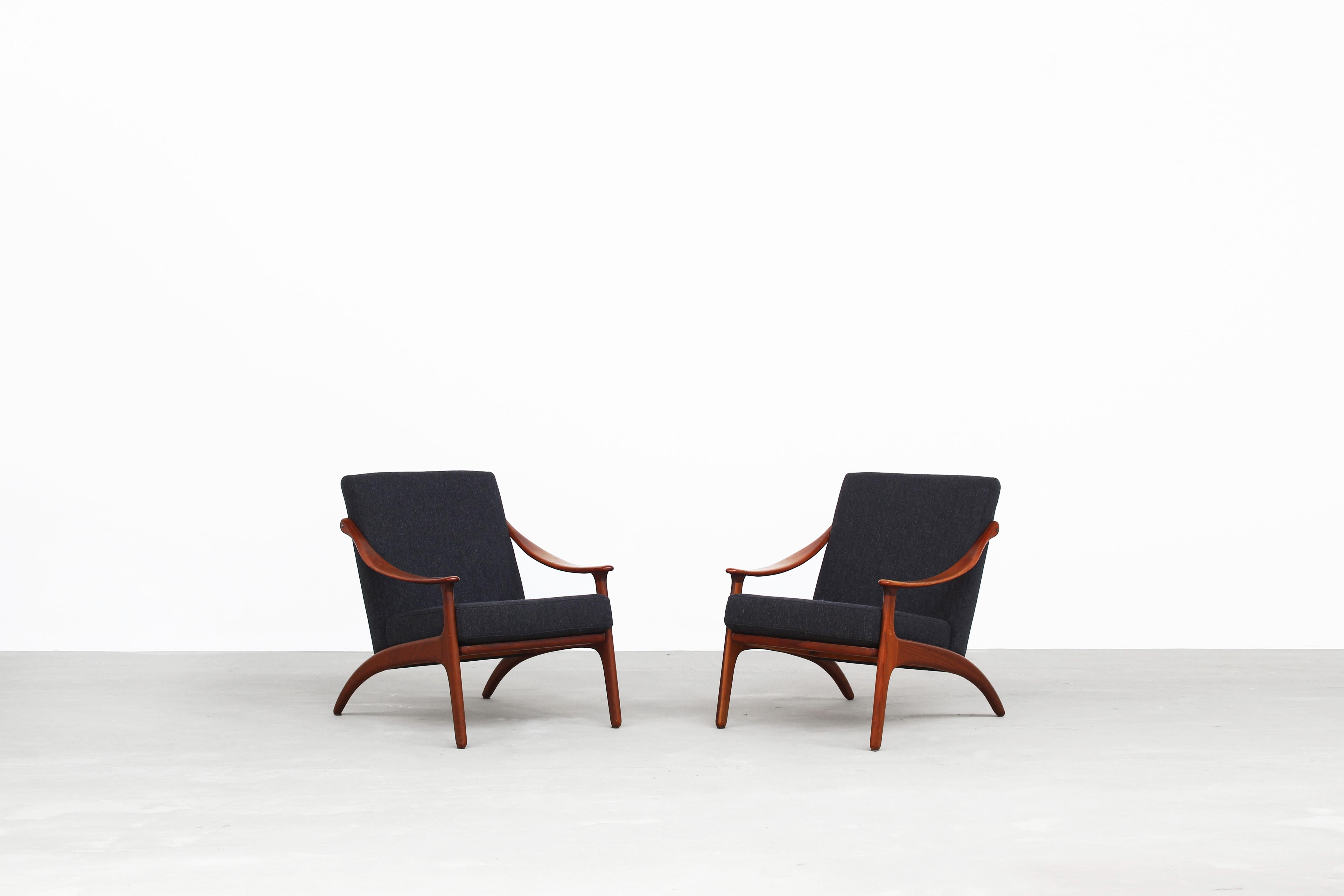 A very beautiful und rare set designed by Arne Hovmand-Olsen for Mogens Kold in the 1950s, made in Denmark. Both lounge chairs are in a very good condition with just little traces of usage on the teakwood frame. The cover and the cushions were newly