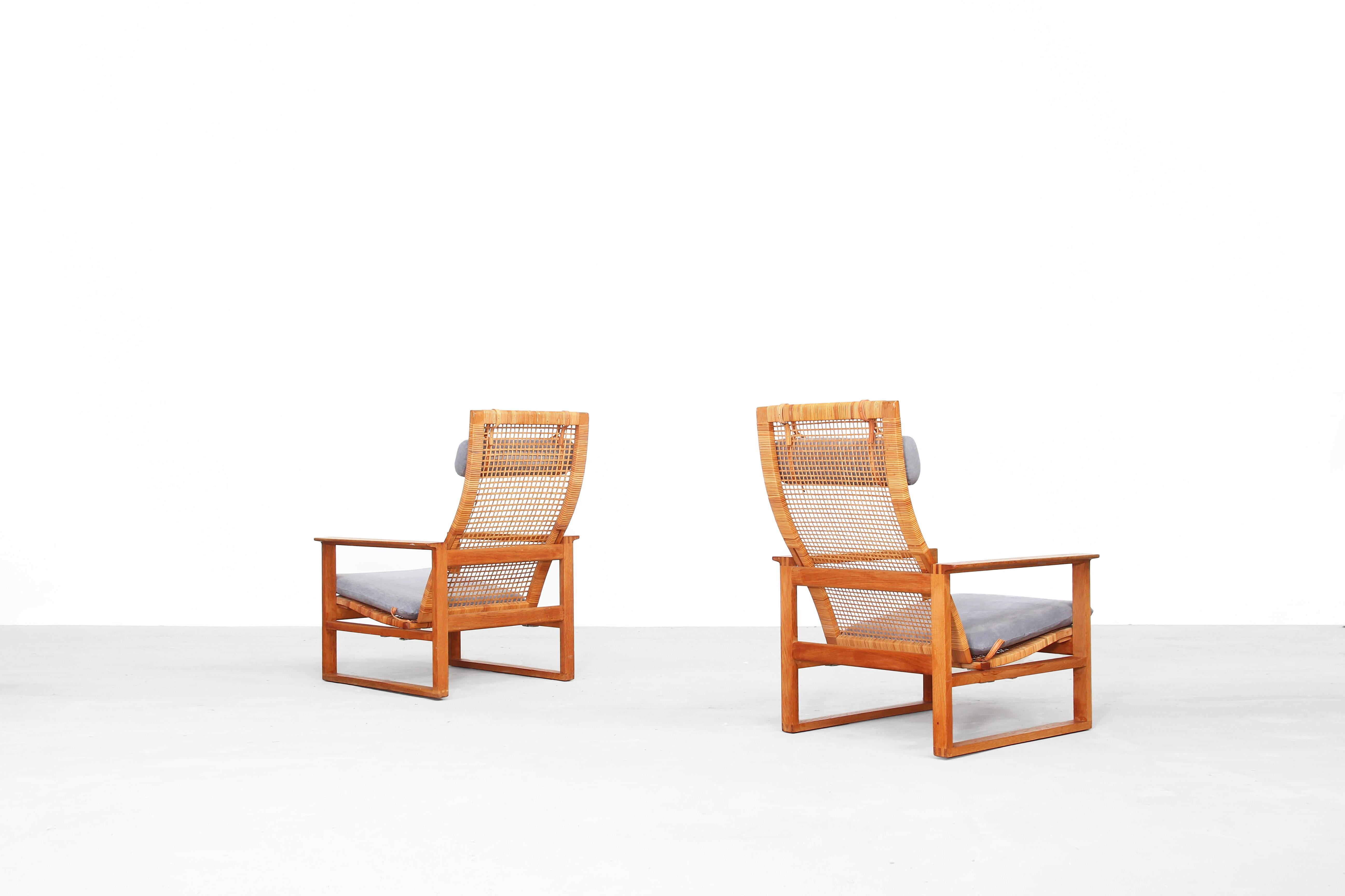 Beautiful pair of lounge chairs by Borge Mogensen for Fredericia.
The chairs are in a good condition with signs of use.
The chairs features a cubic frame made of solid oak with finger joints and cane in the back.
The cushions were newly