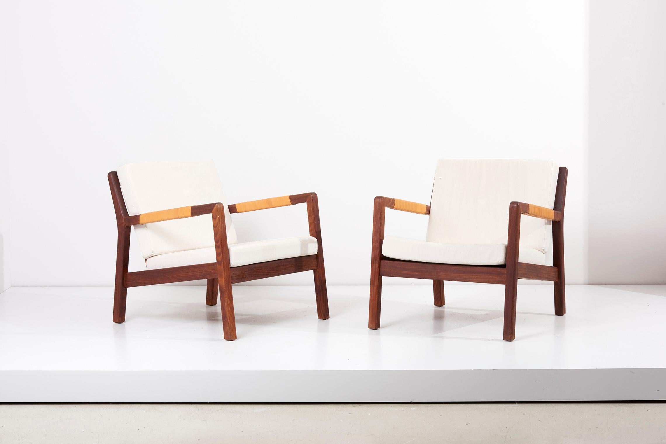 Pair of lounge chairs by Carl Gustav Hiort af Ornäs, 1950s
Rare lounge chairs model Trienna by Carl-Gustav Hiort af Orna¨s, Finland, 1950s. Teak, leather covered armrests, back with braided leather straps, loose cushions. The chairs have been