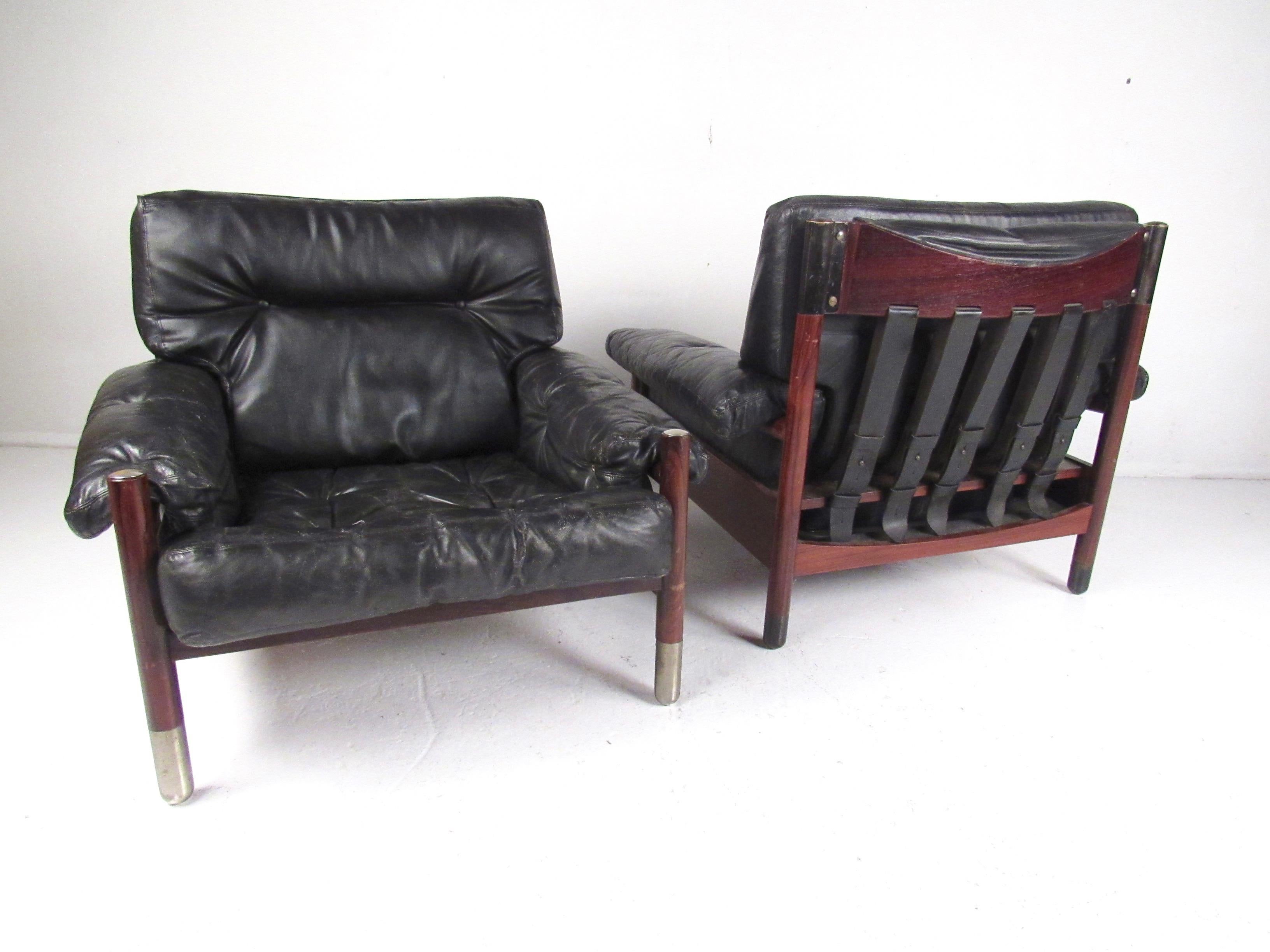 Dieses stilvolle Paar Mid-Century Modern Lounge Chairs von Carlo de Carli für Sormani verleiht Ihrem Zuhause oder Büro einen eleganten italienischen Vintage-Stil. Die Polsterung und die Riemen aus Vintage-Leder machen diese Clubsessel zu einem
