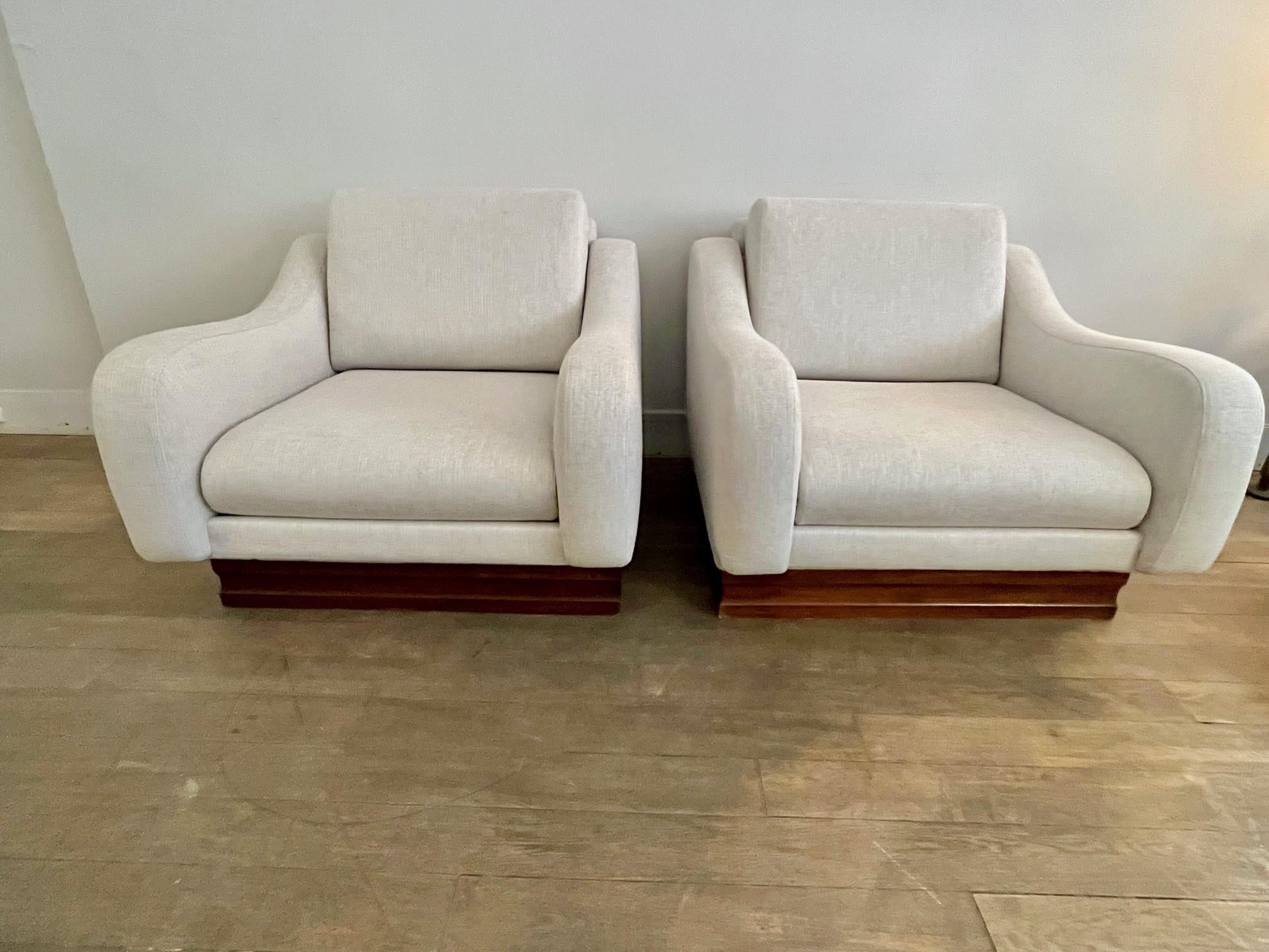Pair of lounge chairs designed by Paolo Caliari ( 1932 - 2004) 
For the Italian design house Cassina
Plinth in massif wood. 
Newly Re-upholstered 
Italy, circa 1960

Bibliograpy : ALAIMO, Davide, Mobili : Di architetti e progettisti torinesi