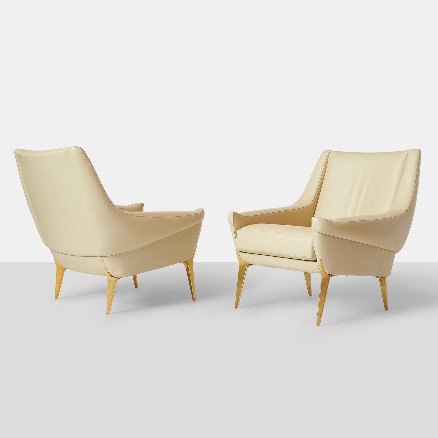 Pair of lounge chairs by Charles Ramos
A rare set of lounge chairs in ivory leather with tapered gilt metal legs.
Edited by Castellaneta
France, circa 1950.