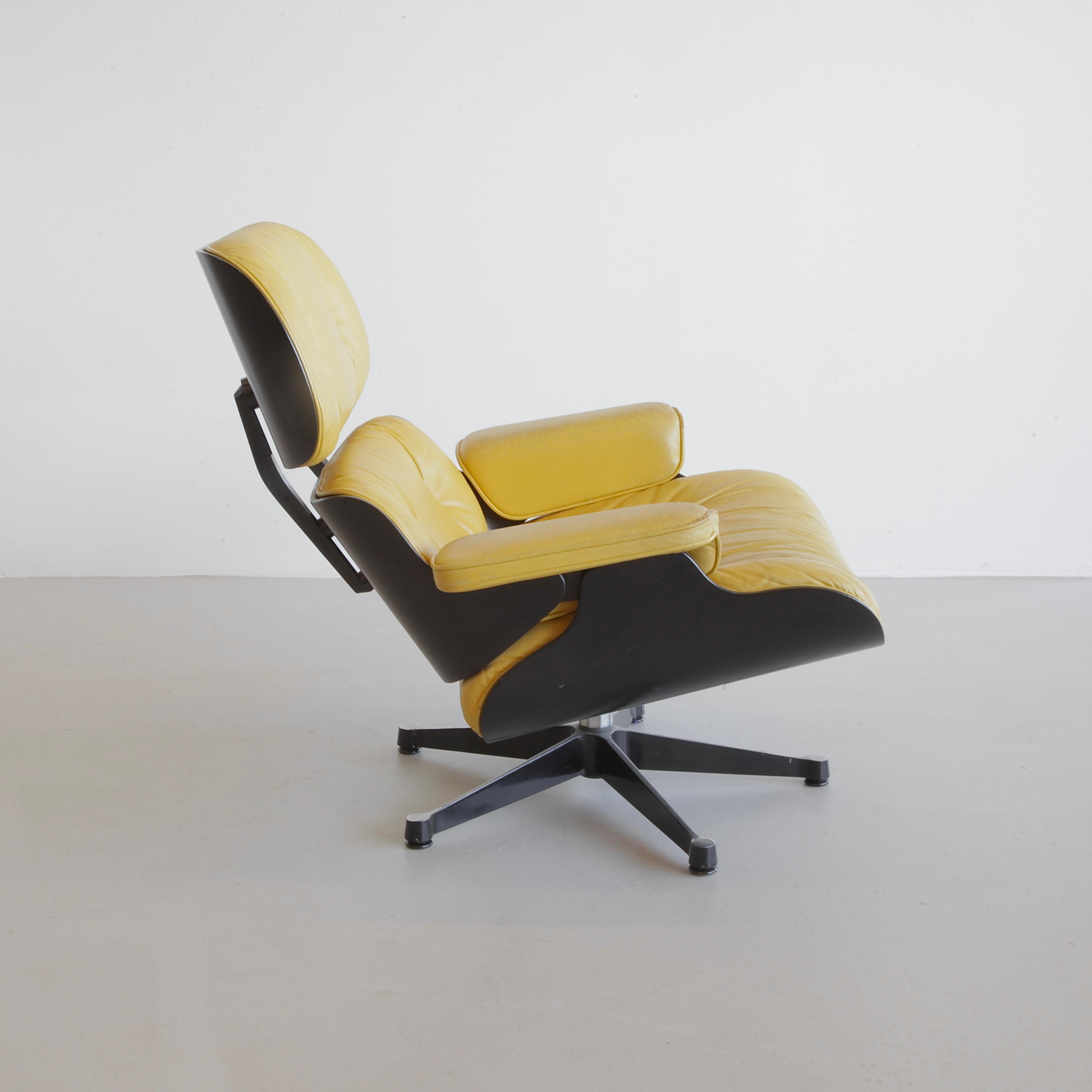 Paire de chaises longues, conçues par Charles et Ray Eames. Allemagne, Vitra, 1986.

Magnifiques fauteuils de salon d'origine avec une coque noire et un revêtement en cuir jaune subtil et usé. Les labels d'origine du fabricant sont tous deux