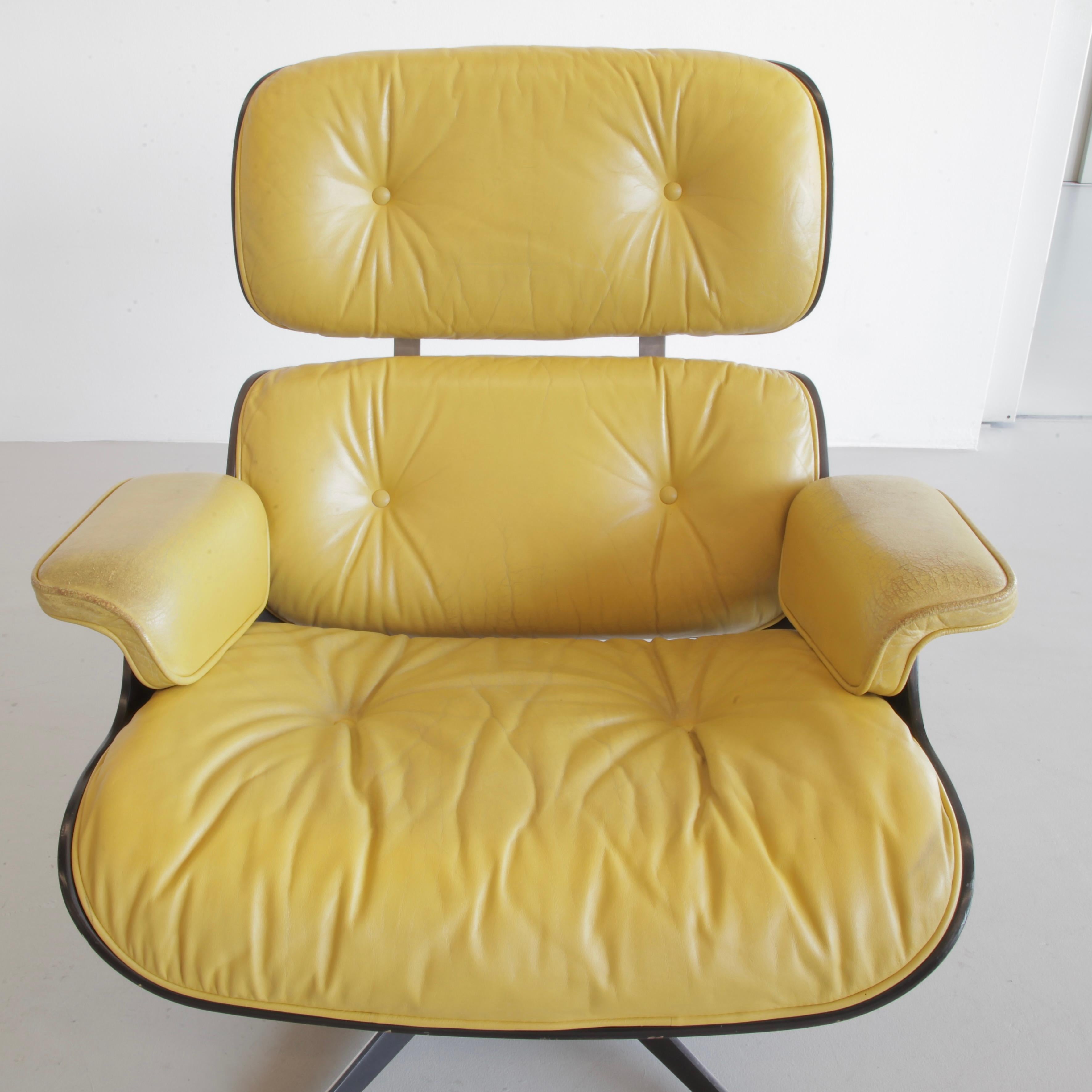 Mid-Century Modern Pair of Lounge Chairs by Charles & Ray Eames, Vitra, 1980s For Sale